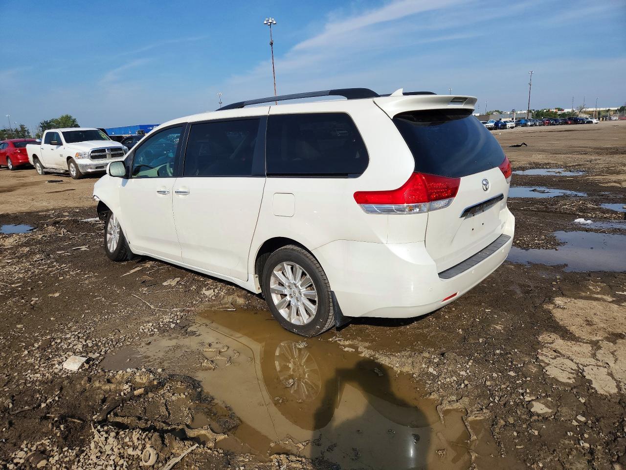 2011 Toyota Sienna Limited 7-Passenger - Фото 2