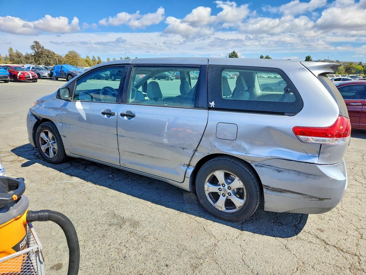 2014 Toyota Sienna L 7-Passenger - Image 2