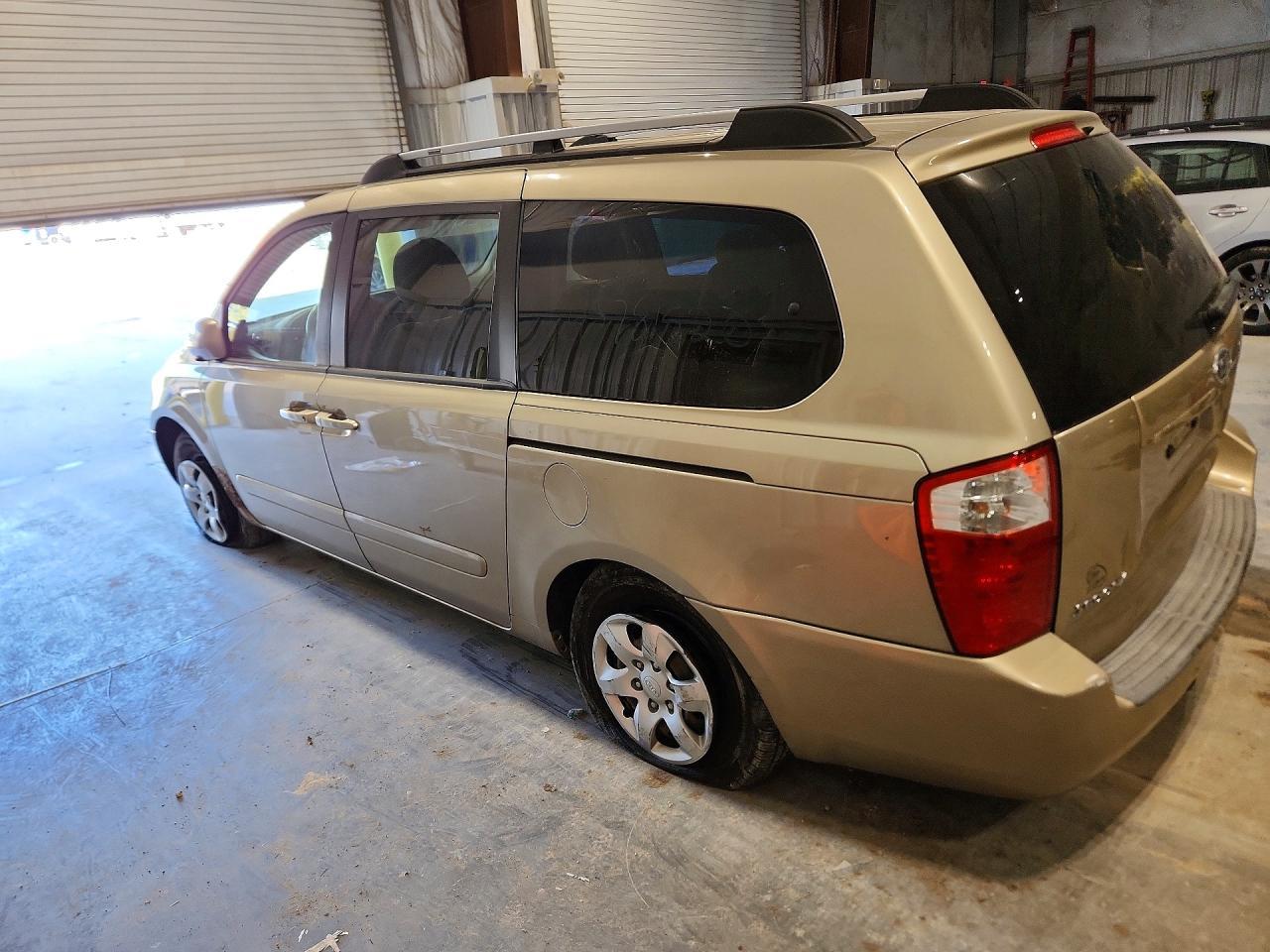 2008 Kia Sedona Lx - Image 2