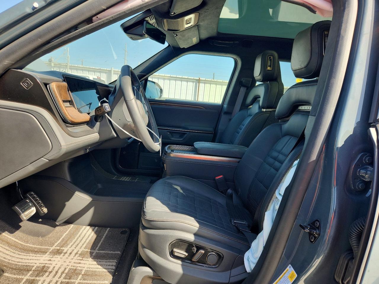 2026 Rivian R1S Premium - Фото 7