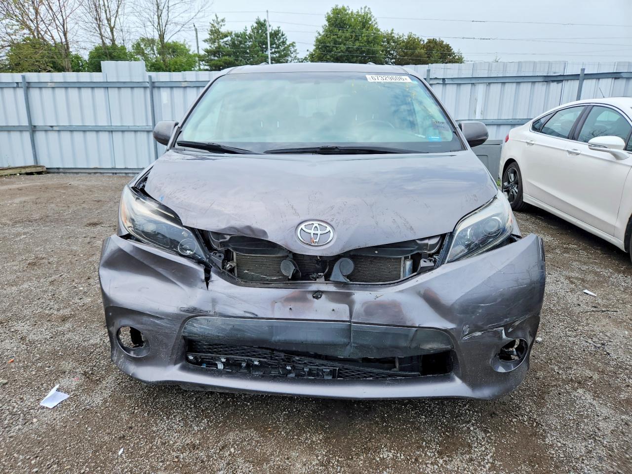 2017 Toyota Sienna Se - Image 5