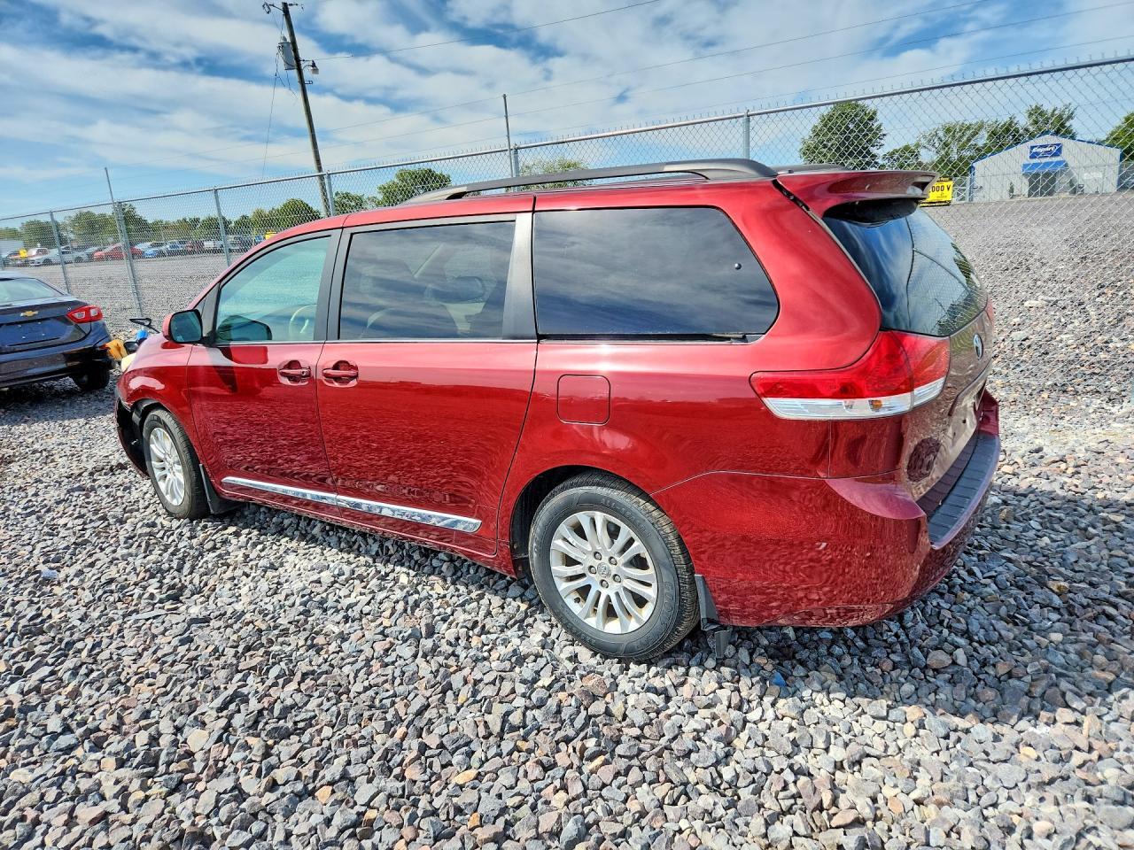 2011 Toyota Sienna Xle 8-Passenger - Image 2