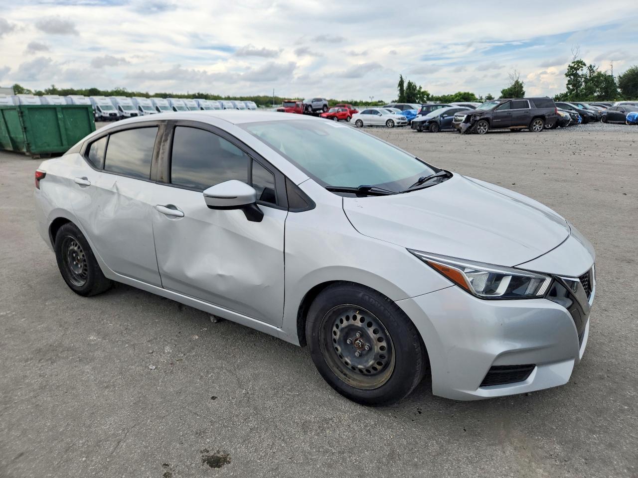 2020 Nissan Versa Sv - Image 4