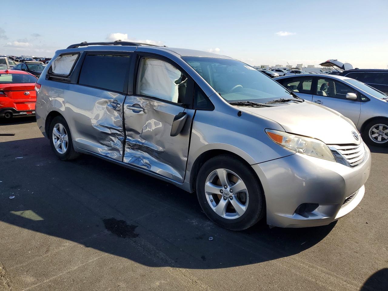 2011 Toyota Sienna Le - Image 4