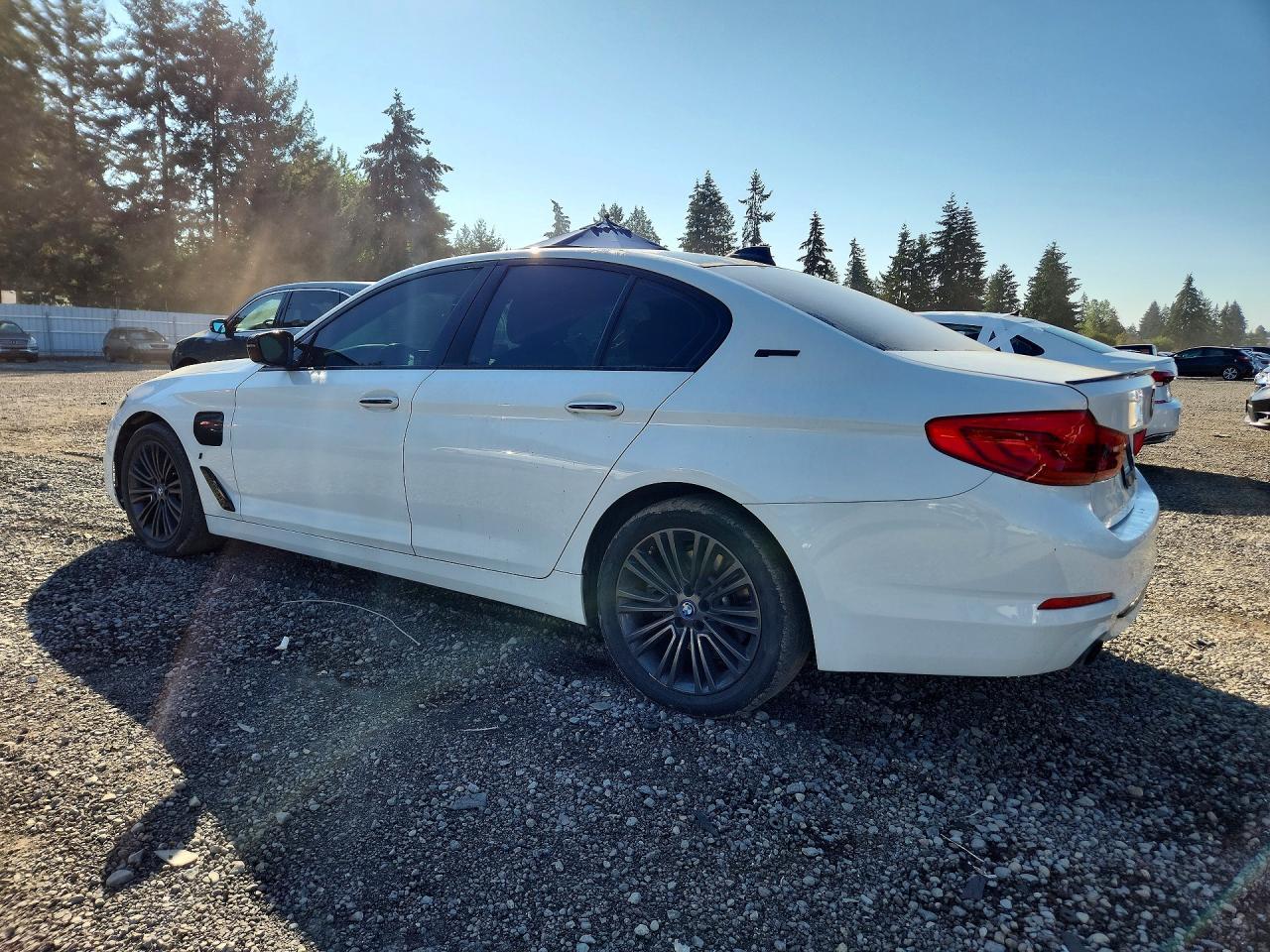 2018 BMW 530Xe - Image 2