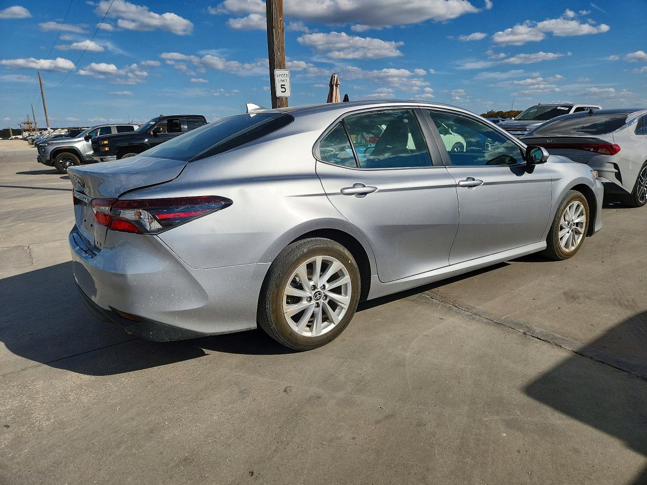 2023 Toyota Camry Le - Фото 3
