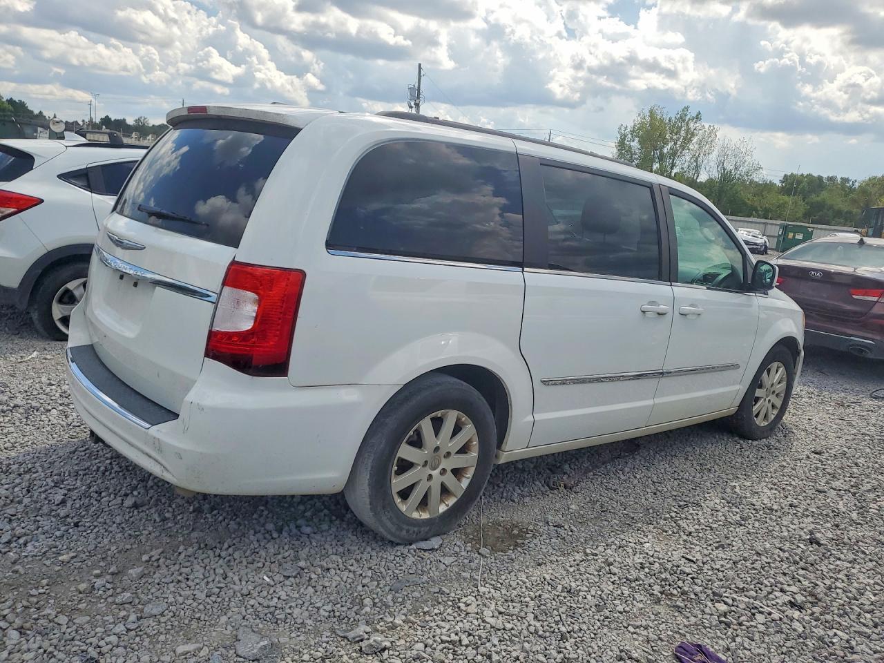 2015 Chrysler Town & Country Touring - Image 3