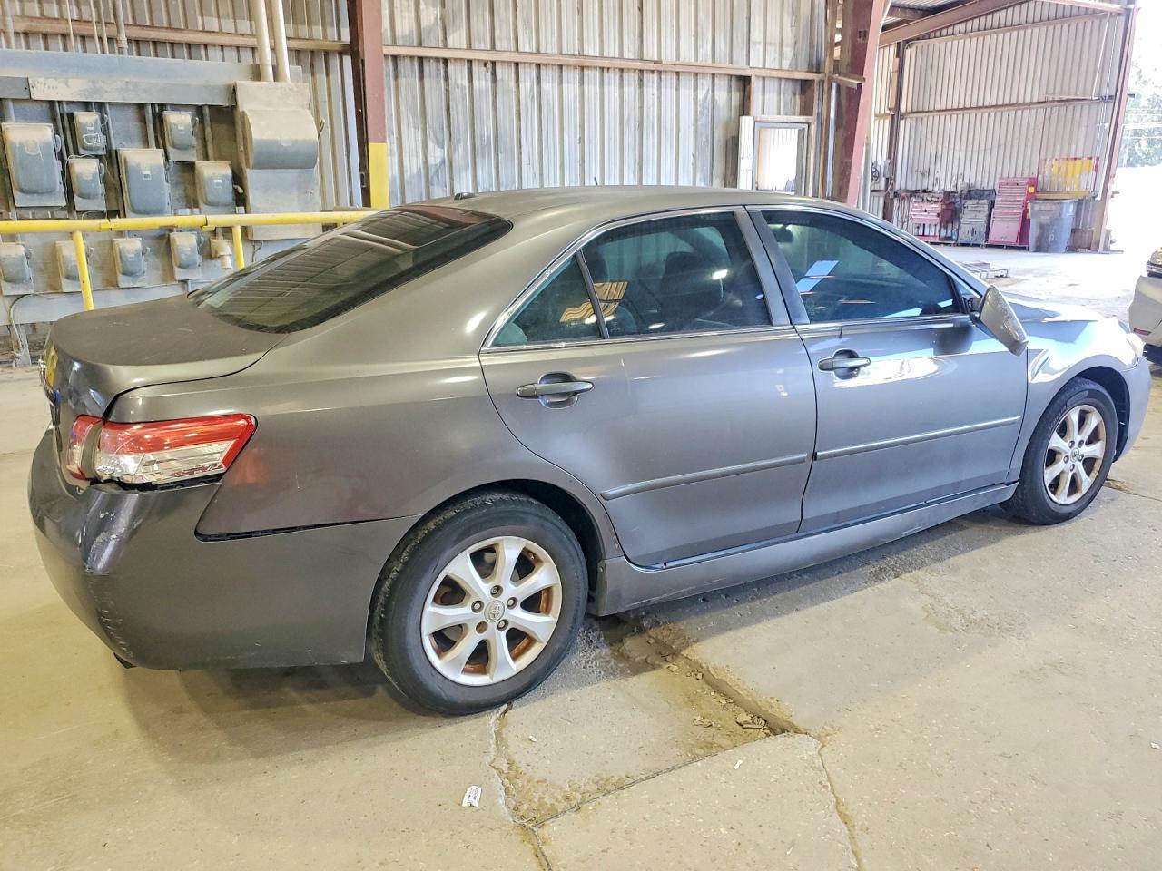 2011 Toyota Camry Le - Фото 3