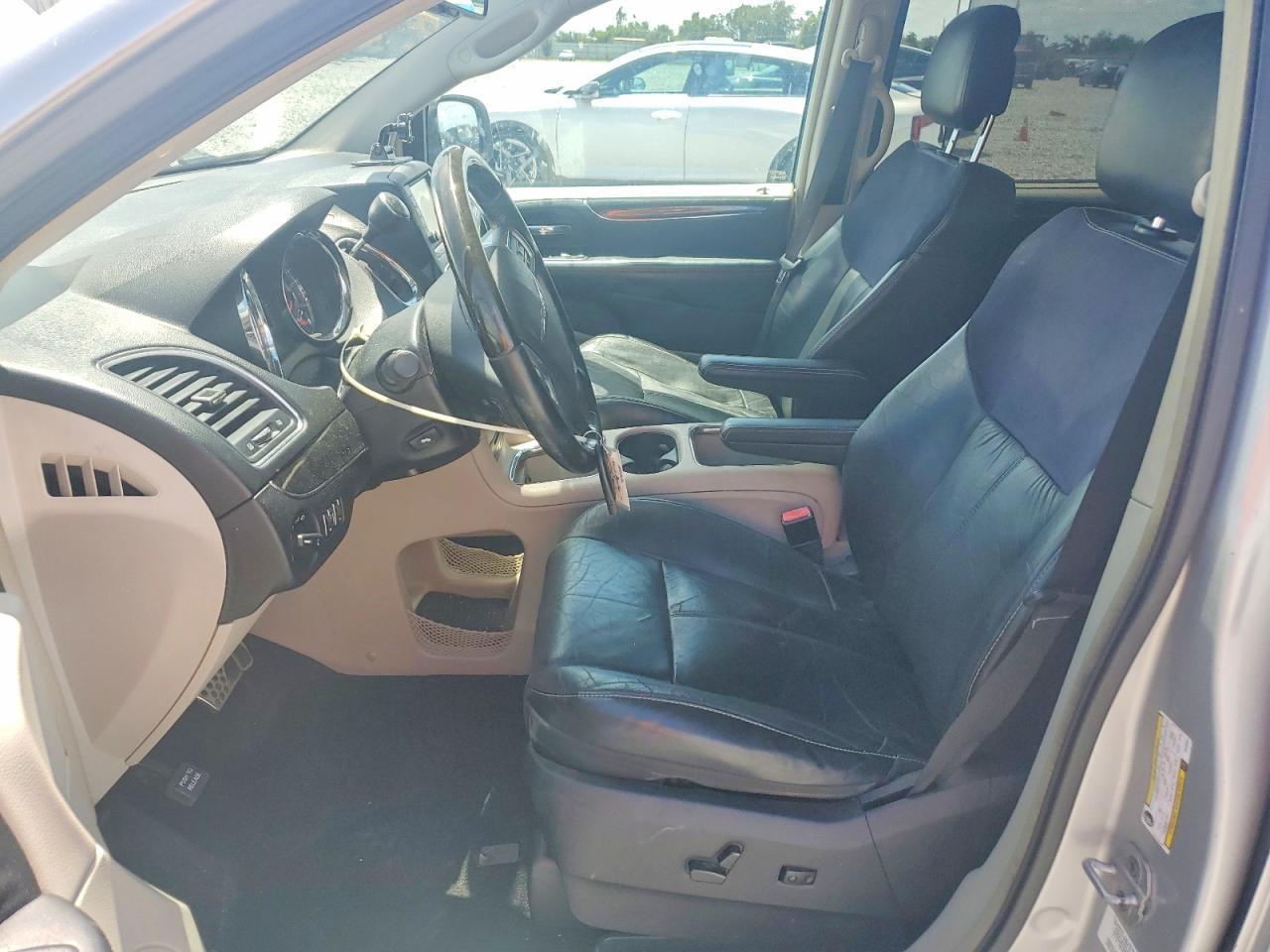 2012 Chrysler Town & Country Limited - Image 7