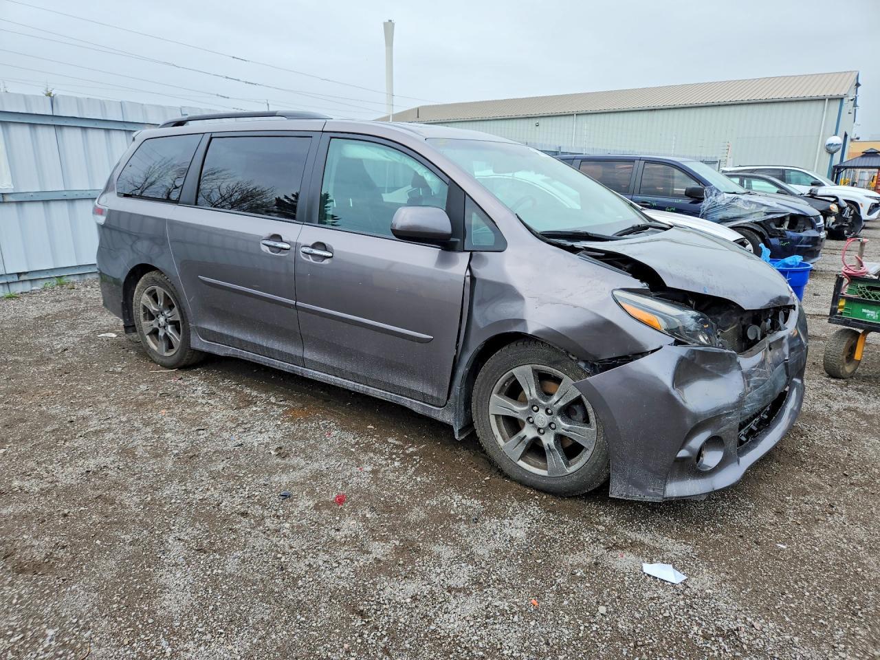 2017 Toyota Sienna Se - Image 4