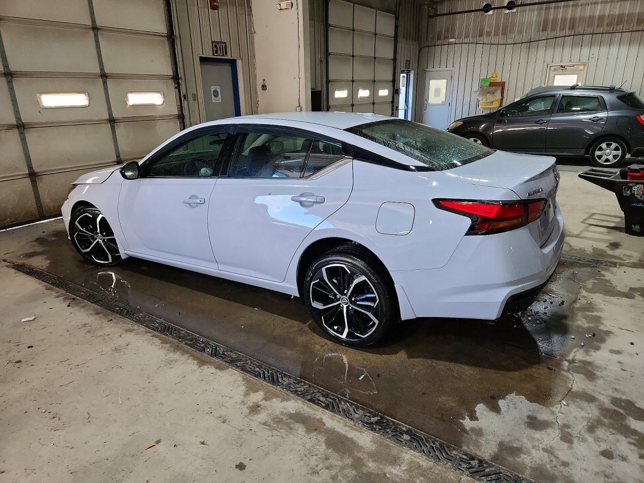 2025 Nissan Altima Sr - Фото 2
