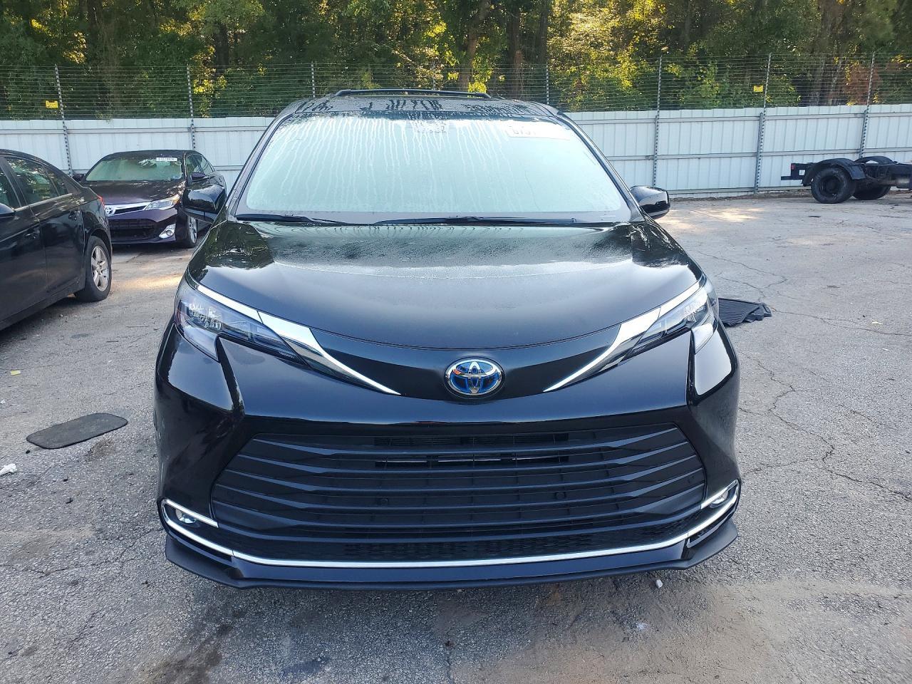 2024 Toyota Sienna Xle - Image 5