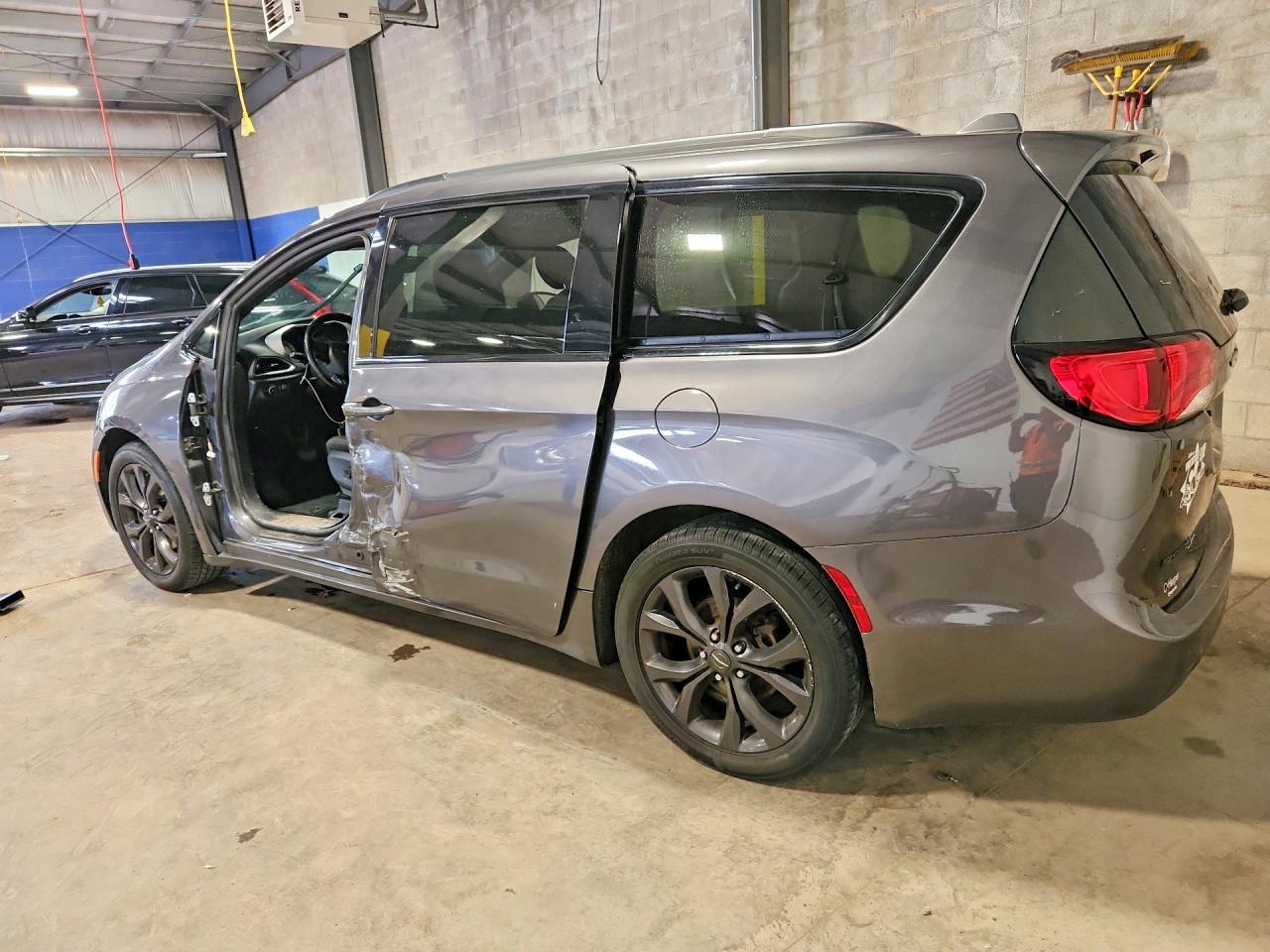 2019 Chrysler Pacifica Touring Plus - Фото 2