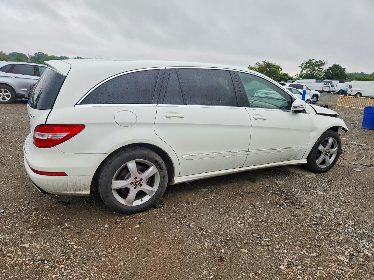 2011 Mercedes-Benz R 350 4Matic - Image 3