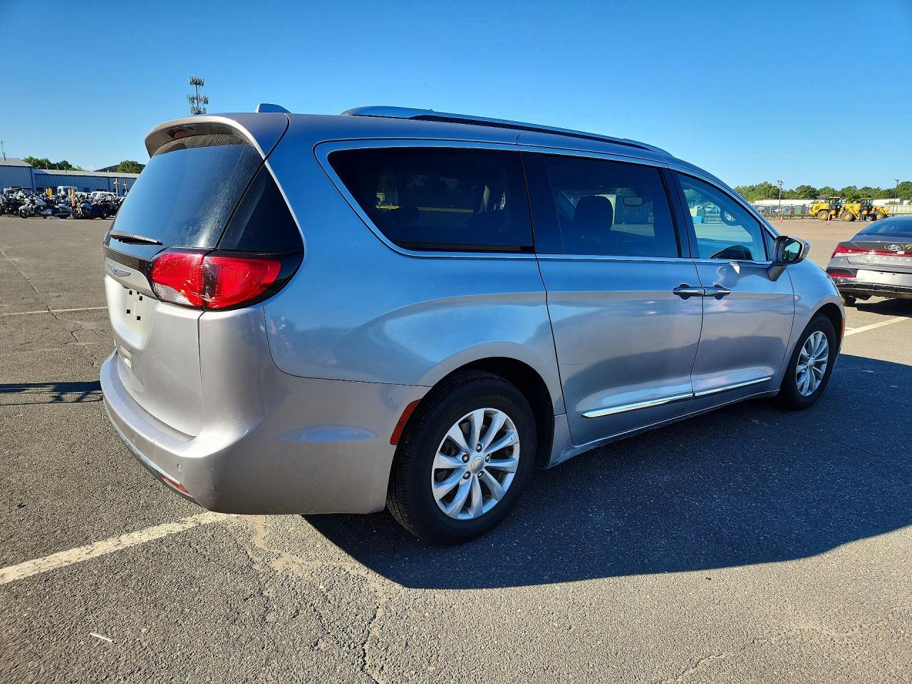 2019 Chrysler Pacifica Touring L - Image 3