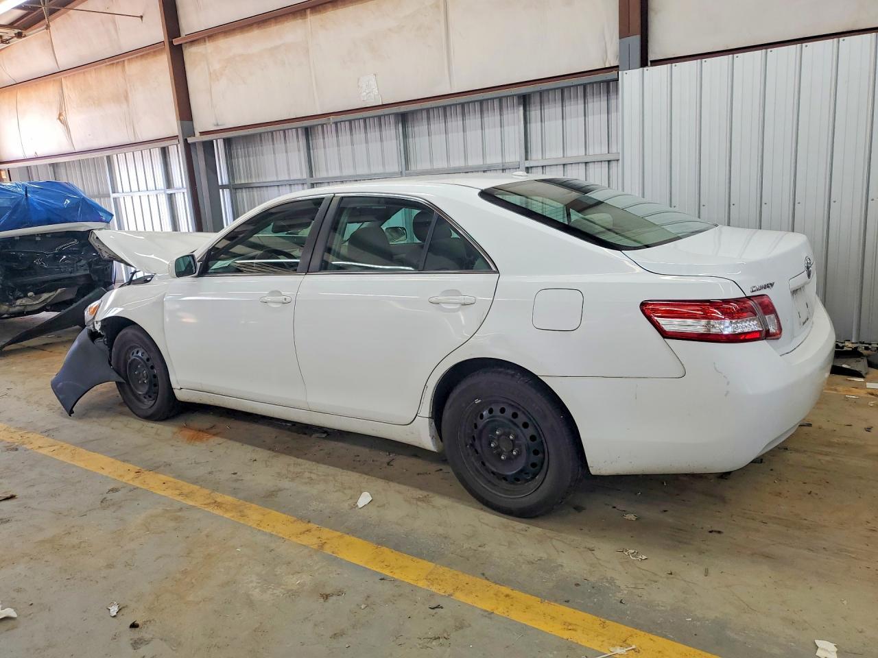 2011 Toyota Camry Le - Фото 2