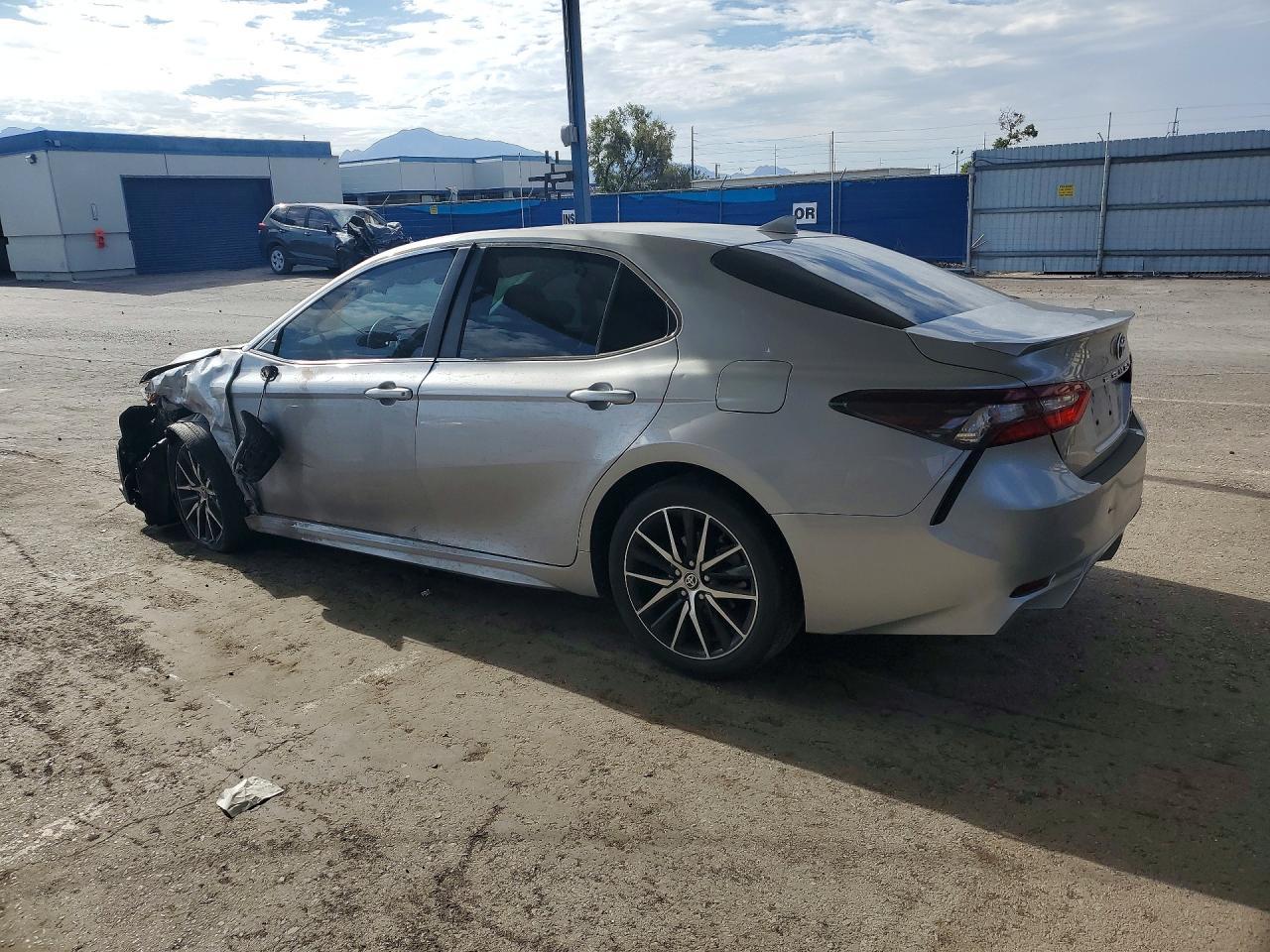 2022 Toyota Camry Se - Image 2