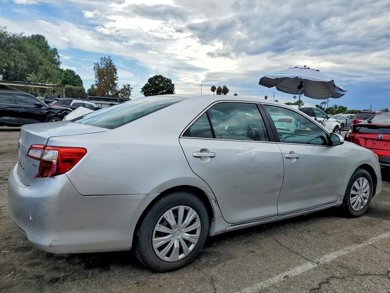 2014 Toyota Camry Le - Фото 3