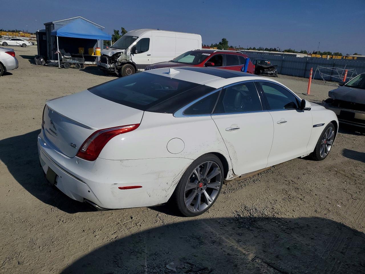 2015 Jaguar Xj - Image 3