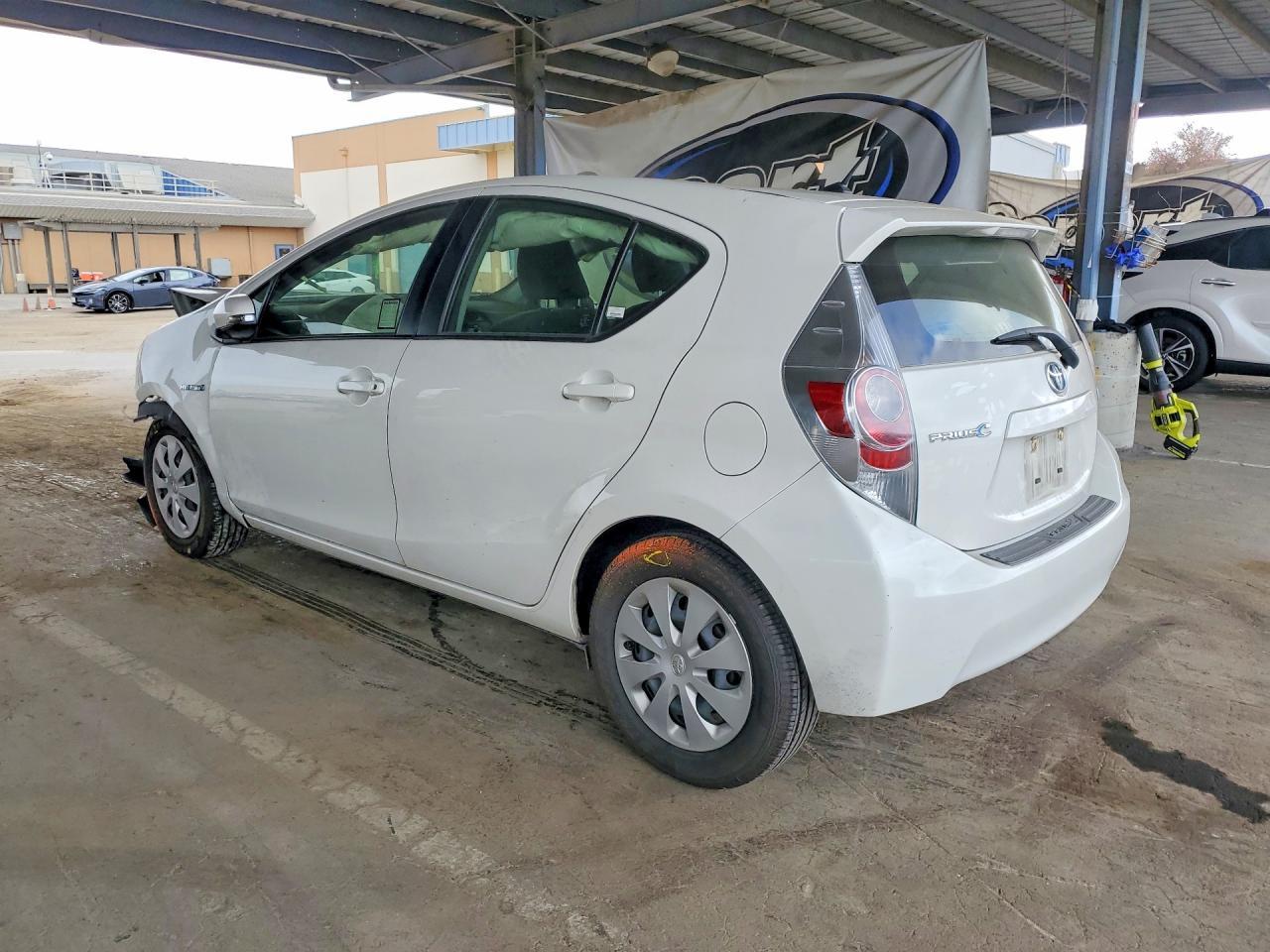 2014 Toyota Prius C Two - Фото 2