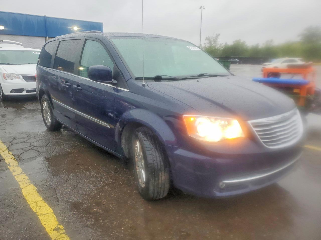 2015 Chrysler Town & Country Touring - Фото 4
