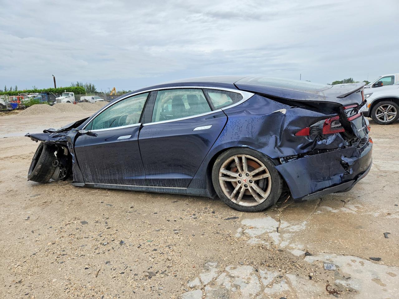 2015 Tesla Model S 85D - Image 2