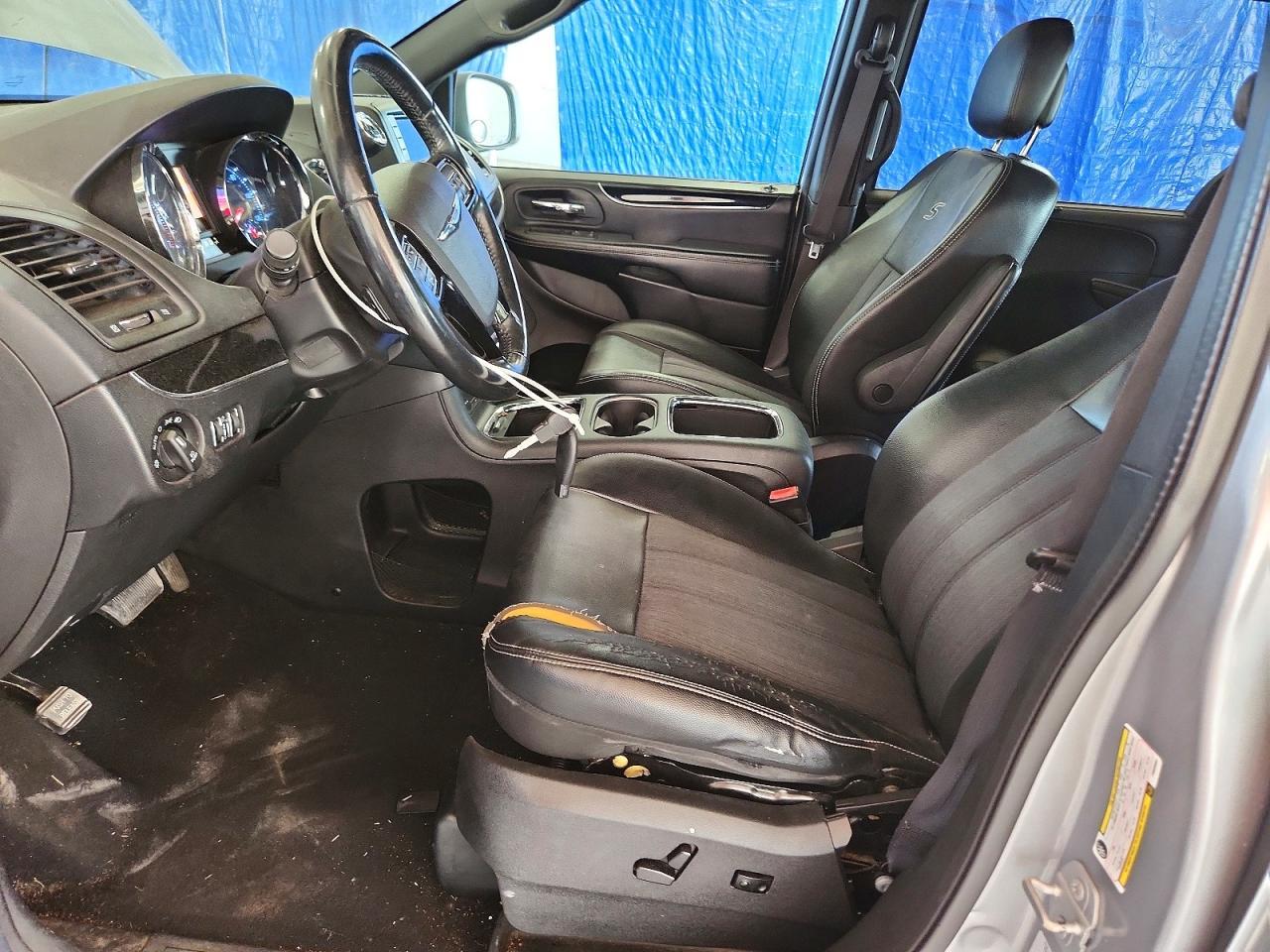 2015 Chrysler Town & Country S - Image 7