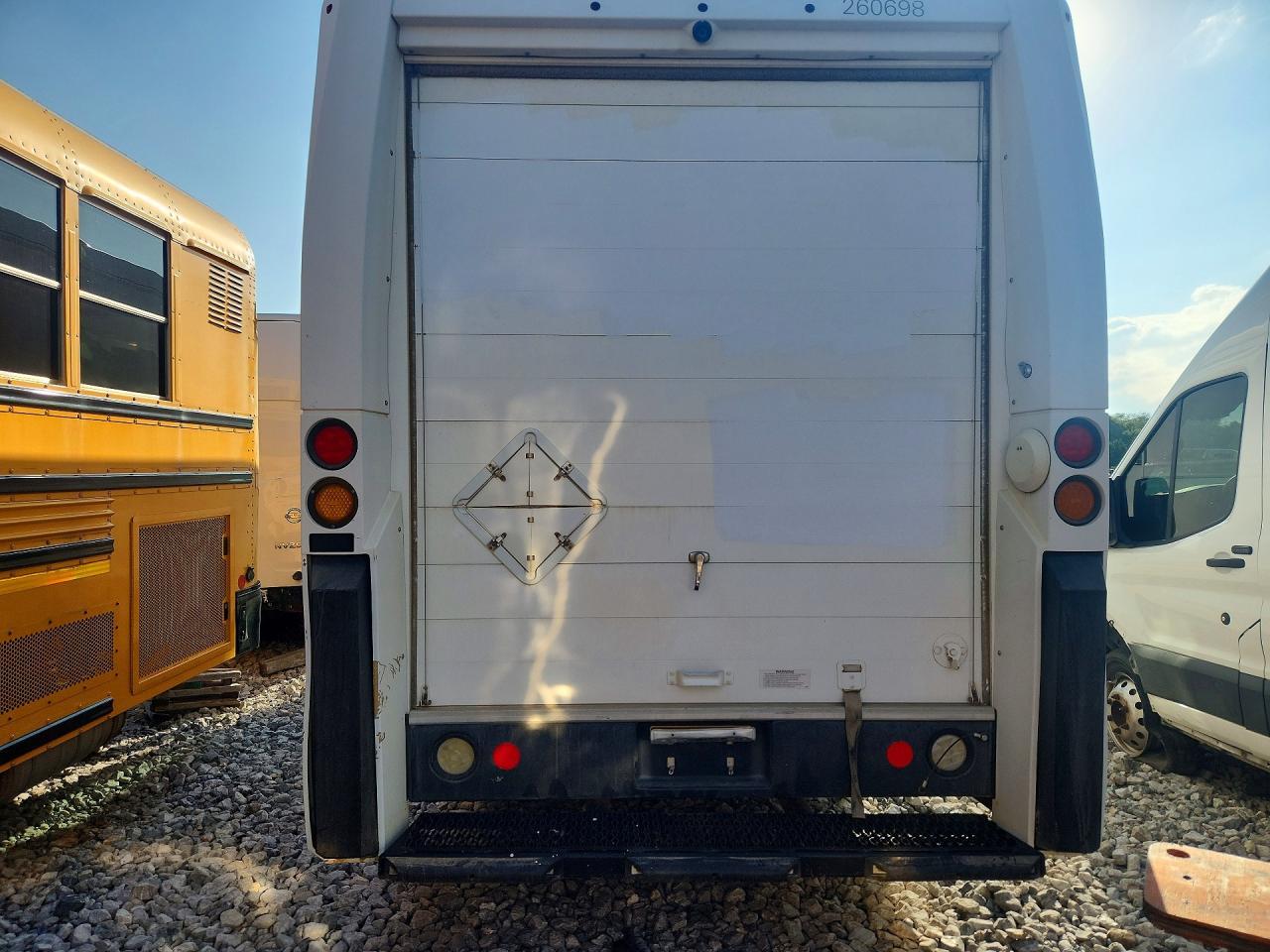 2017 Isuzu Reach - Delivery Van - Фото 6