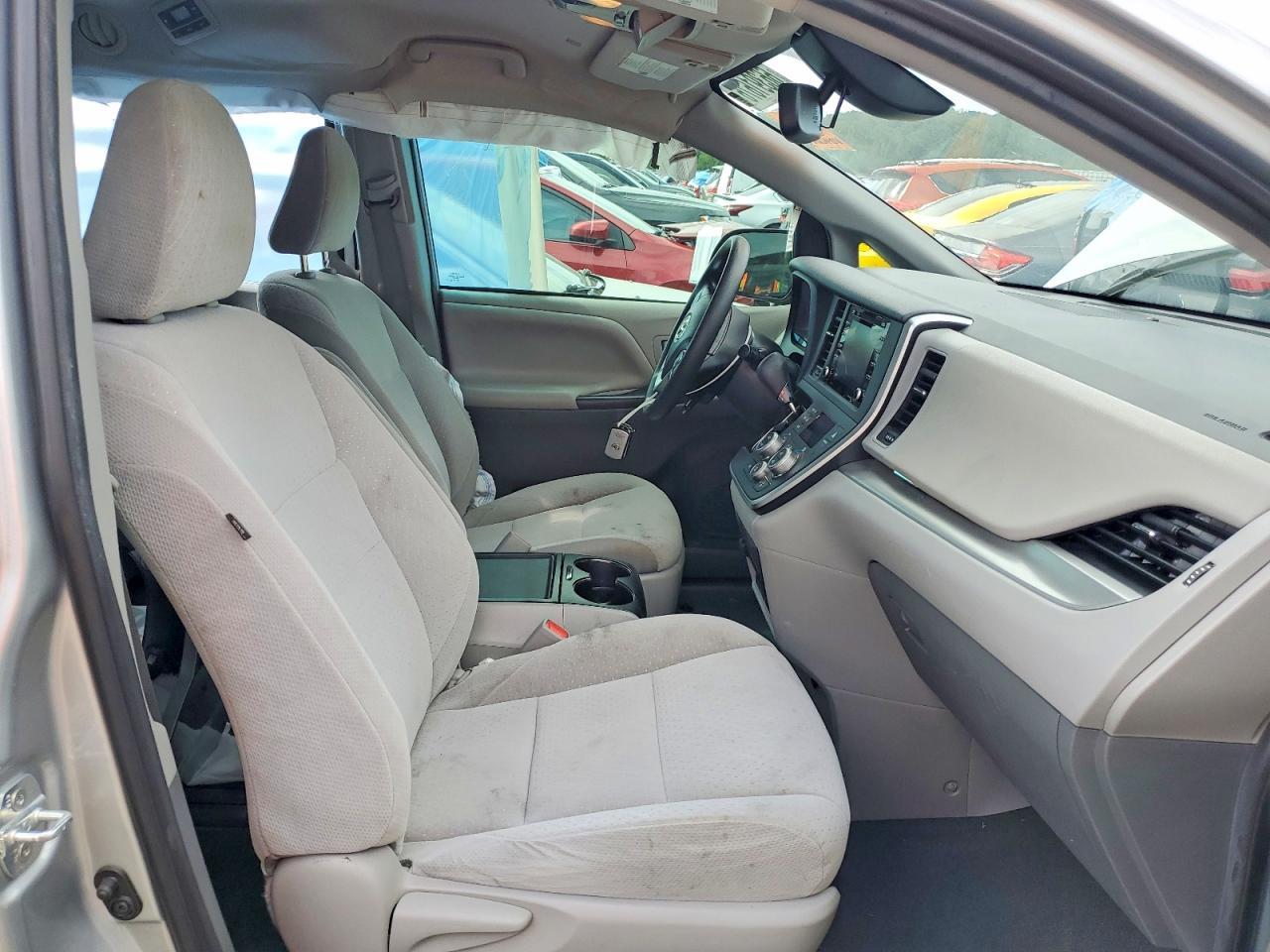 2020 Toyota Sienna Le - Image 7