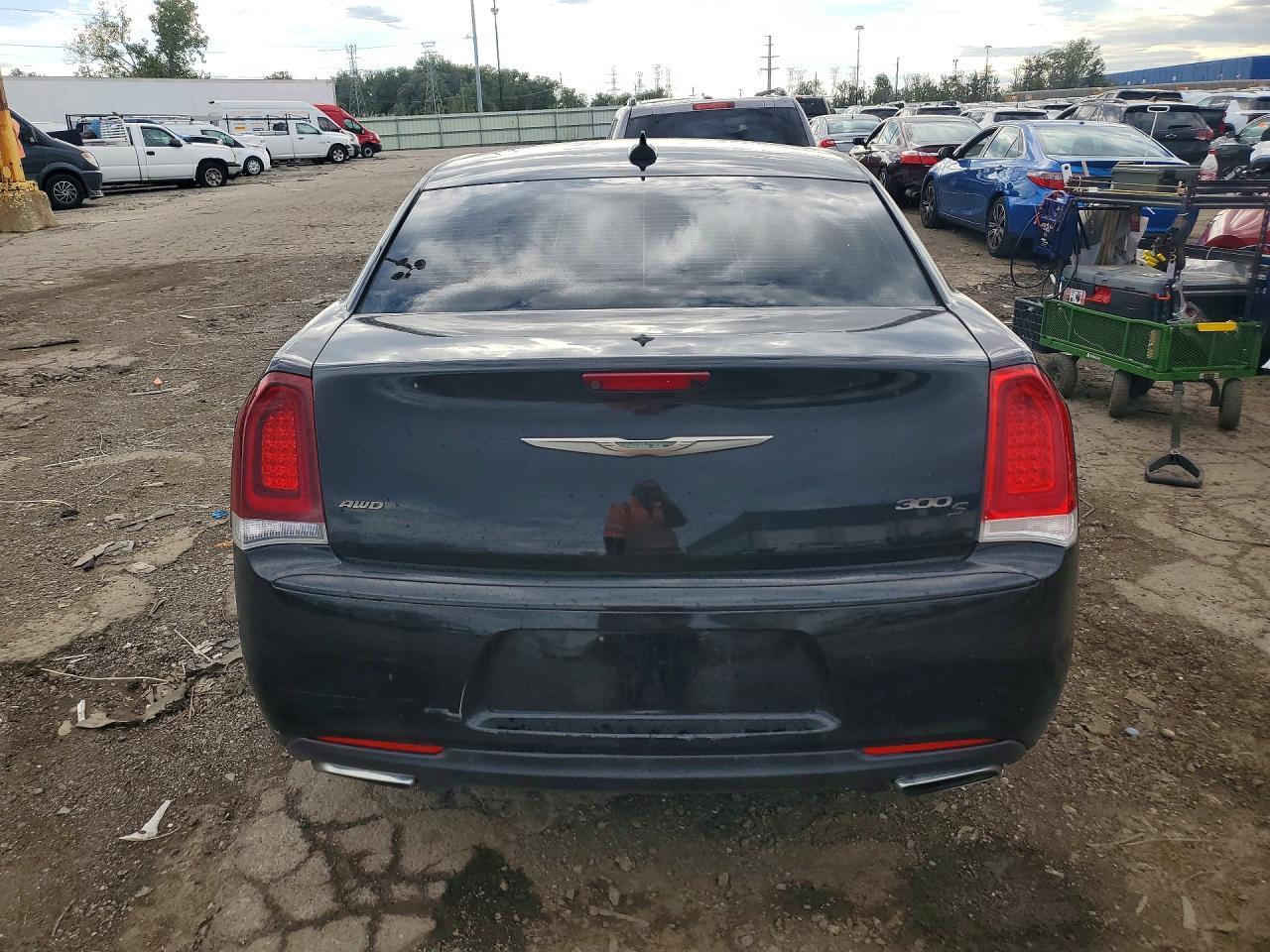 2017 Chrysler 300 S - Фото 6