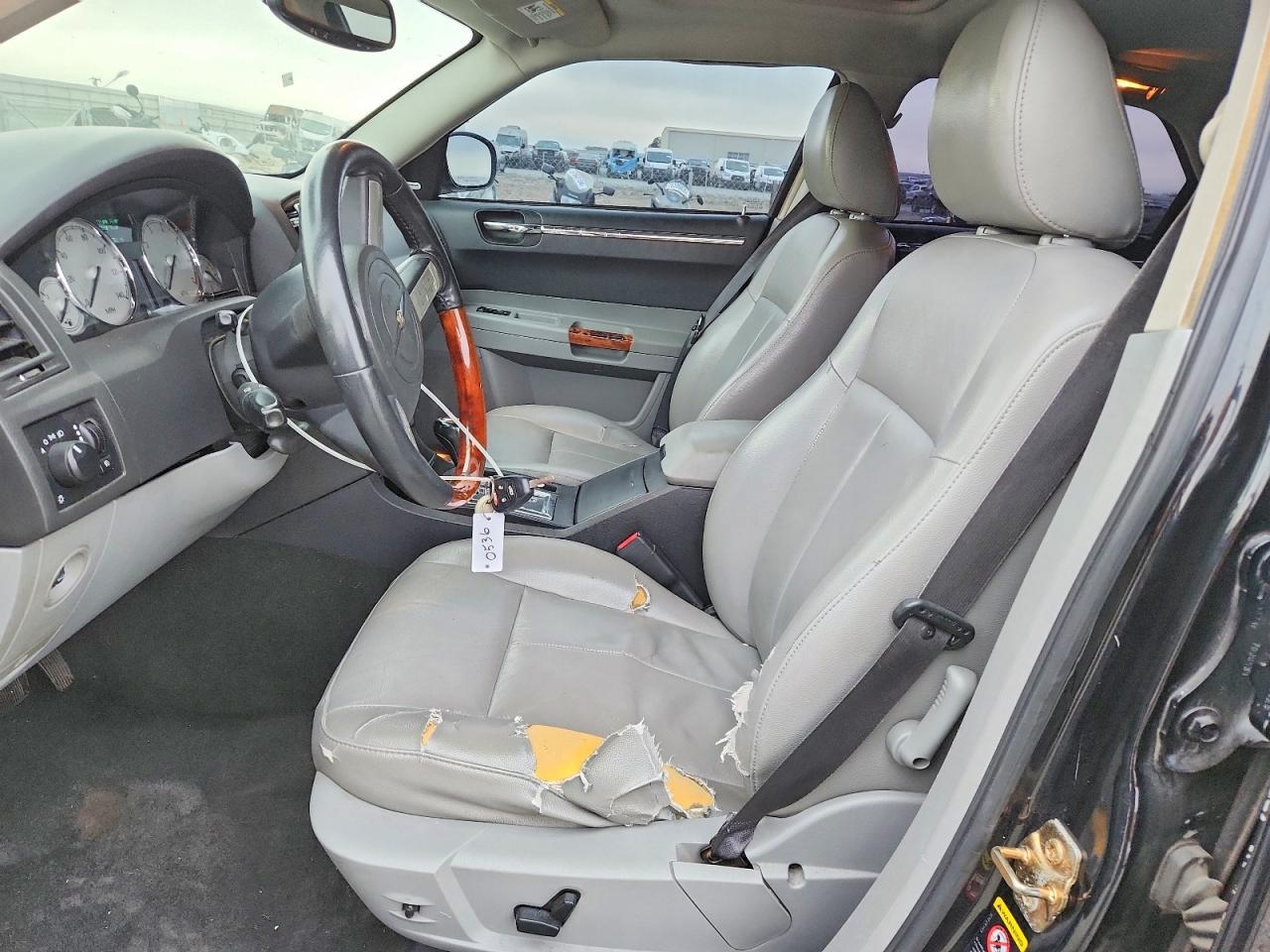2006 Chrysler 300 Touring - Image 7