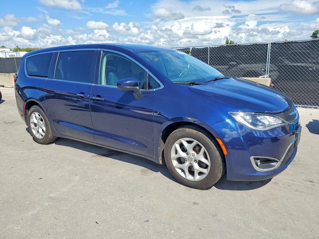 2017 Chrysler Pacifica Touring L - Image 4