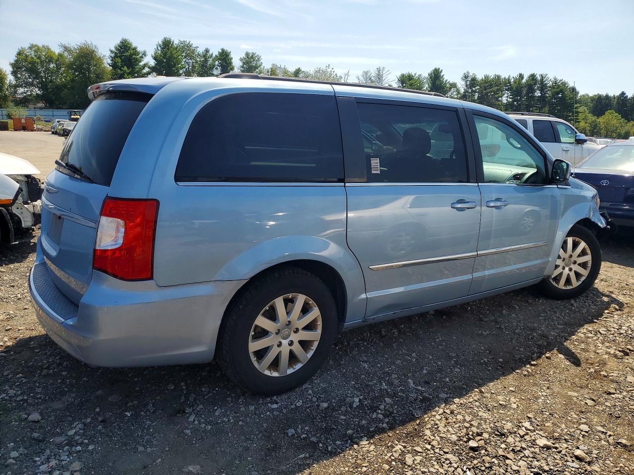 2013 Chrysler Town & Country Touring - Image 3