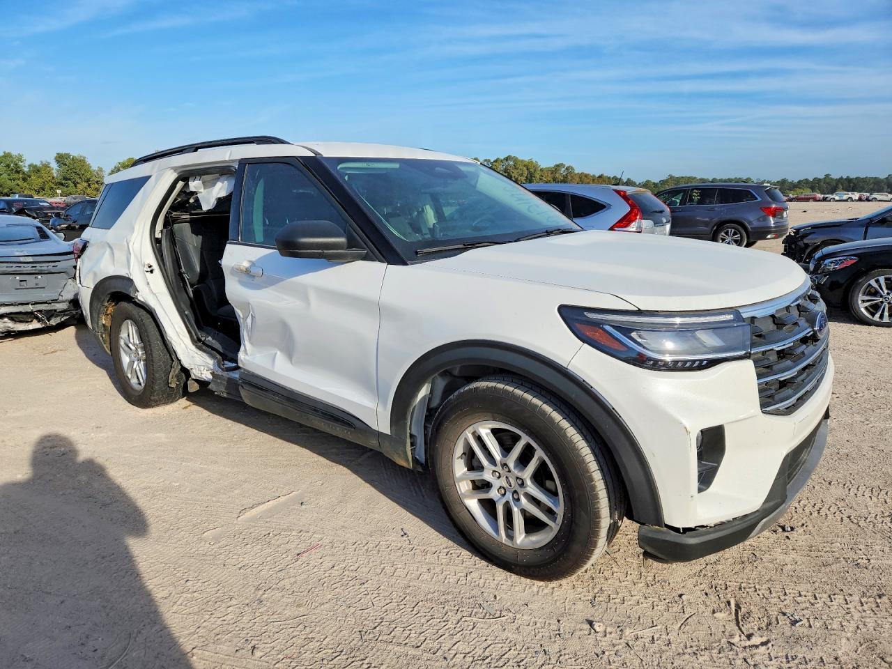 2026 Ford Explorer Active - Image 4