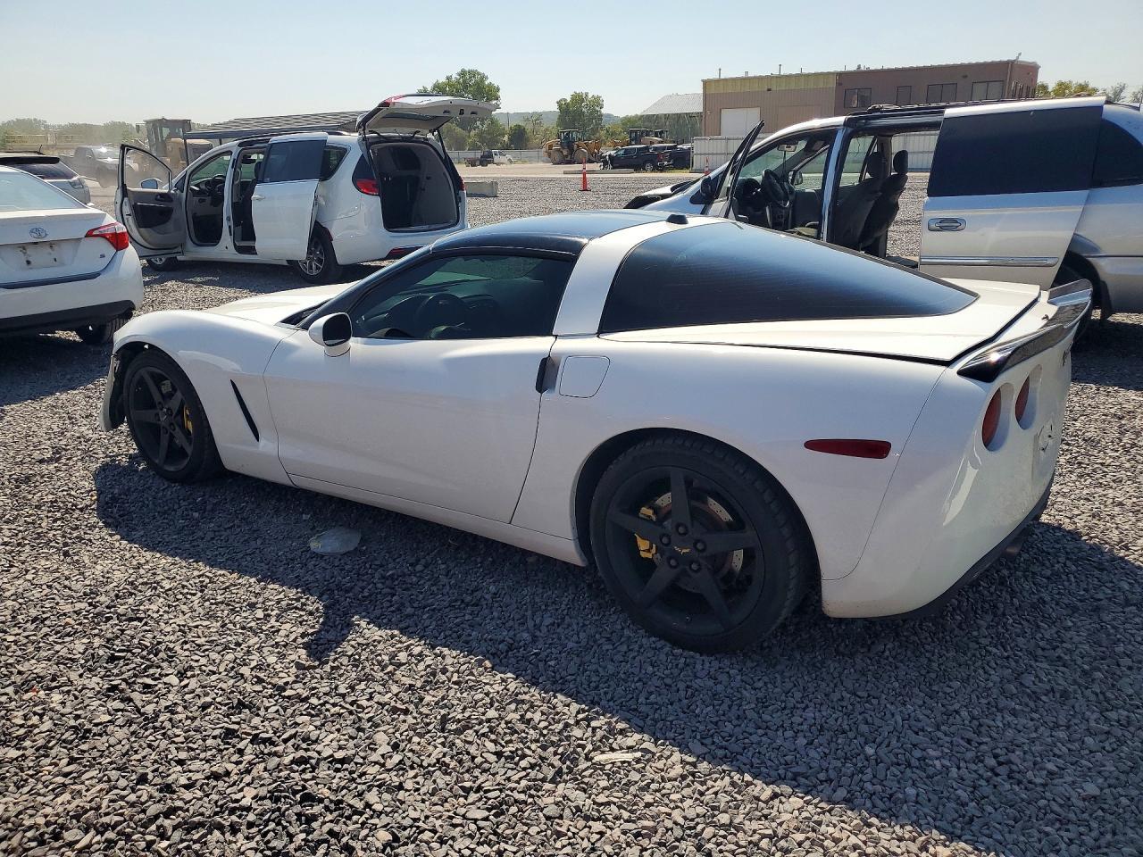 2005 Chevrolet Corvette - Фото 2