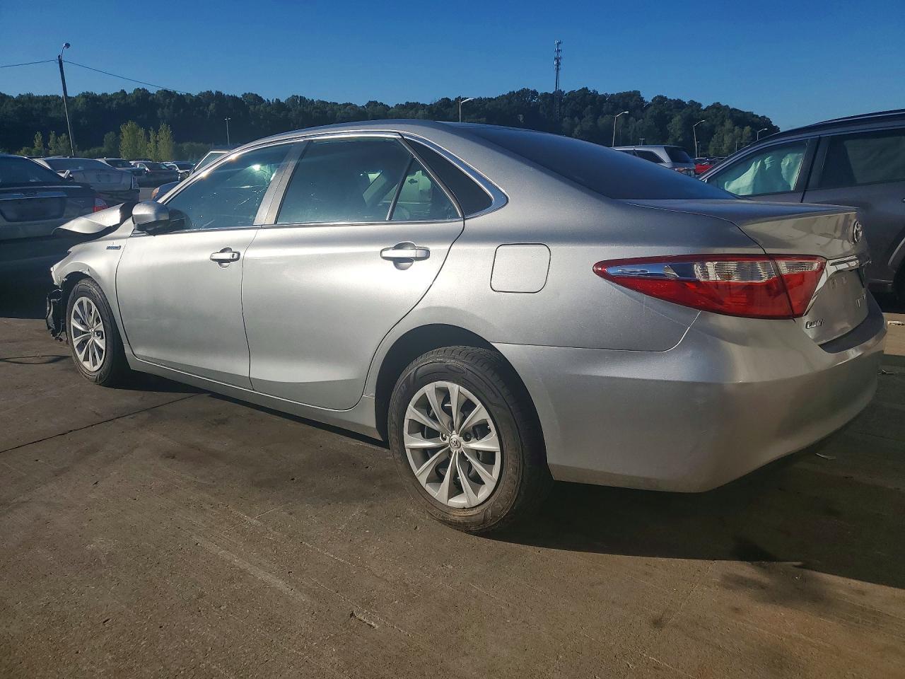 2015 Toyota Camry Hybrid Le - Image 2