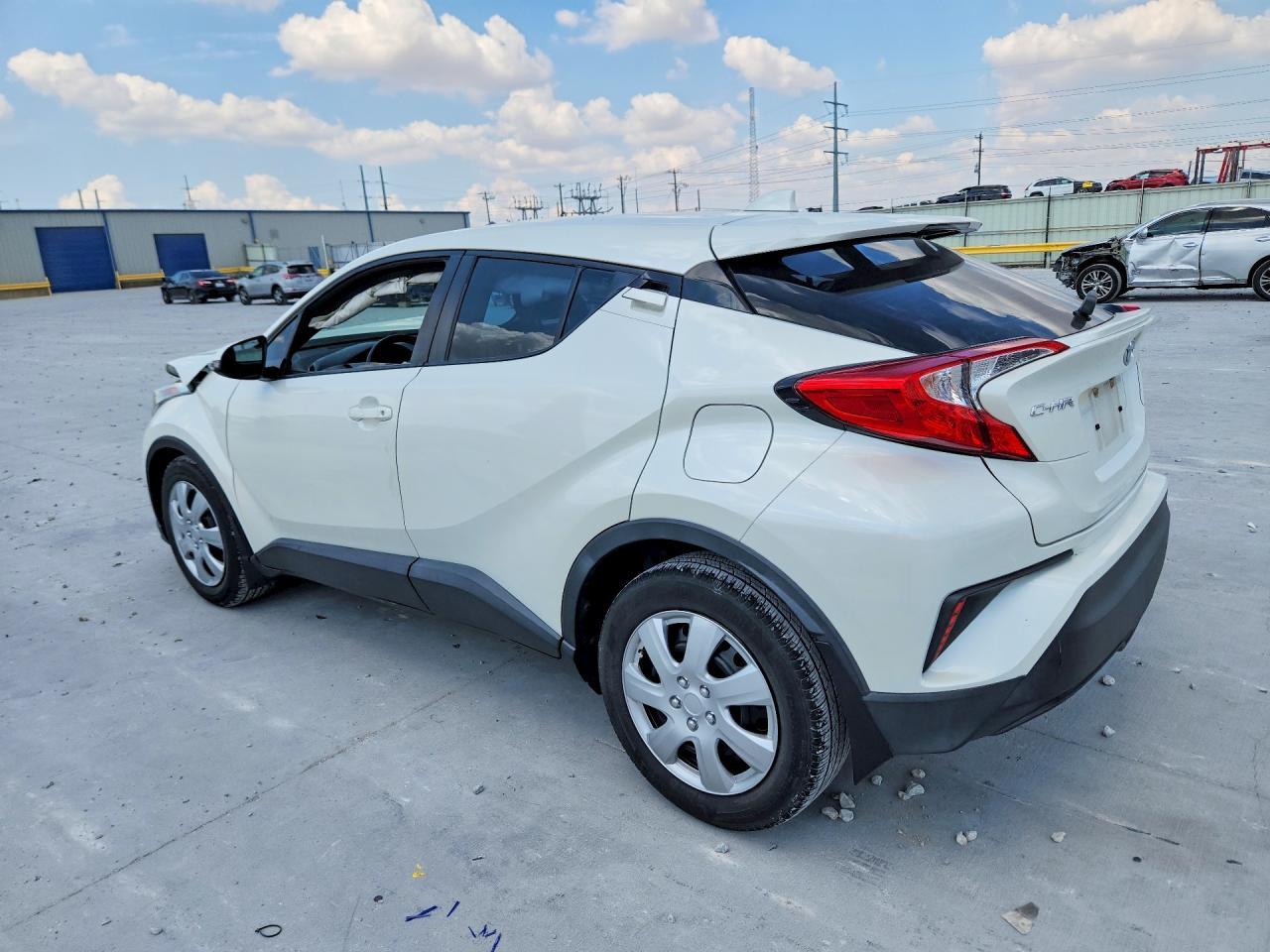 2019 Toyota C-Hr Le - Image 2