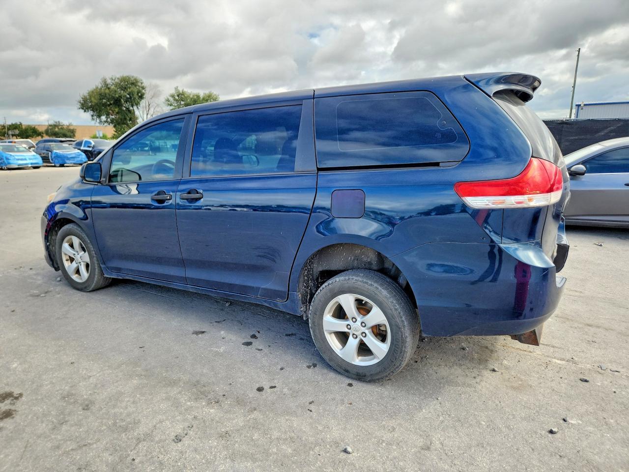2011 Toyota Sienna Base 7-Passenger - Фото 2