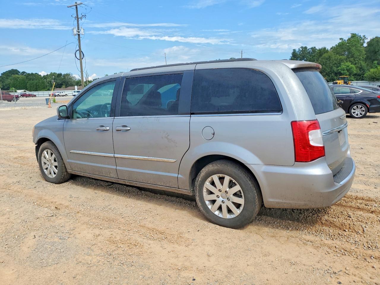 2014 Chrysler Town & Country Touring - Image 2