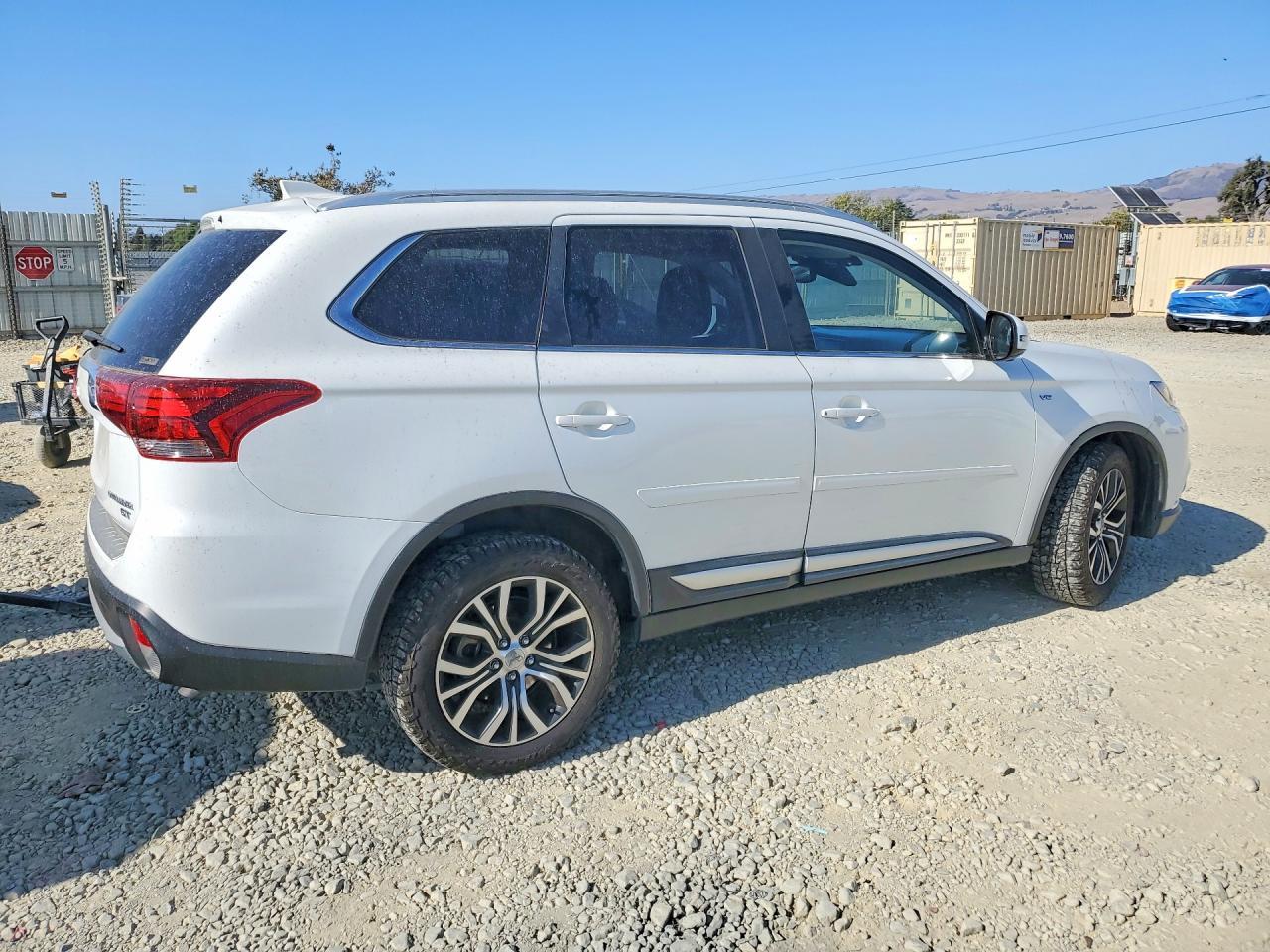 2017 Mitsubishi Outlander Gt - Image 3