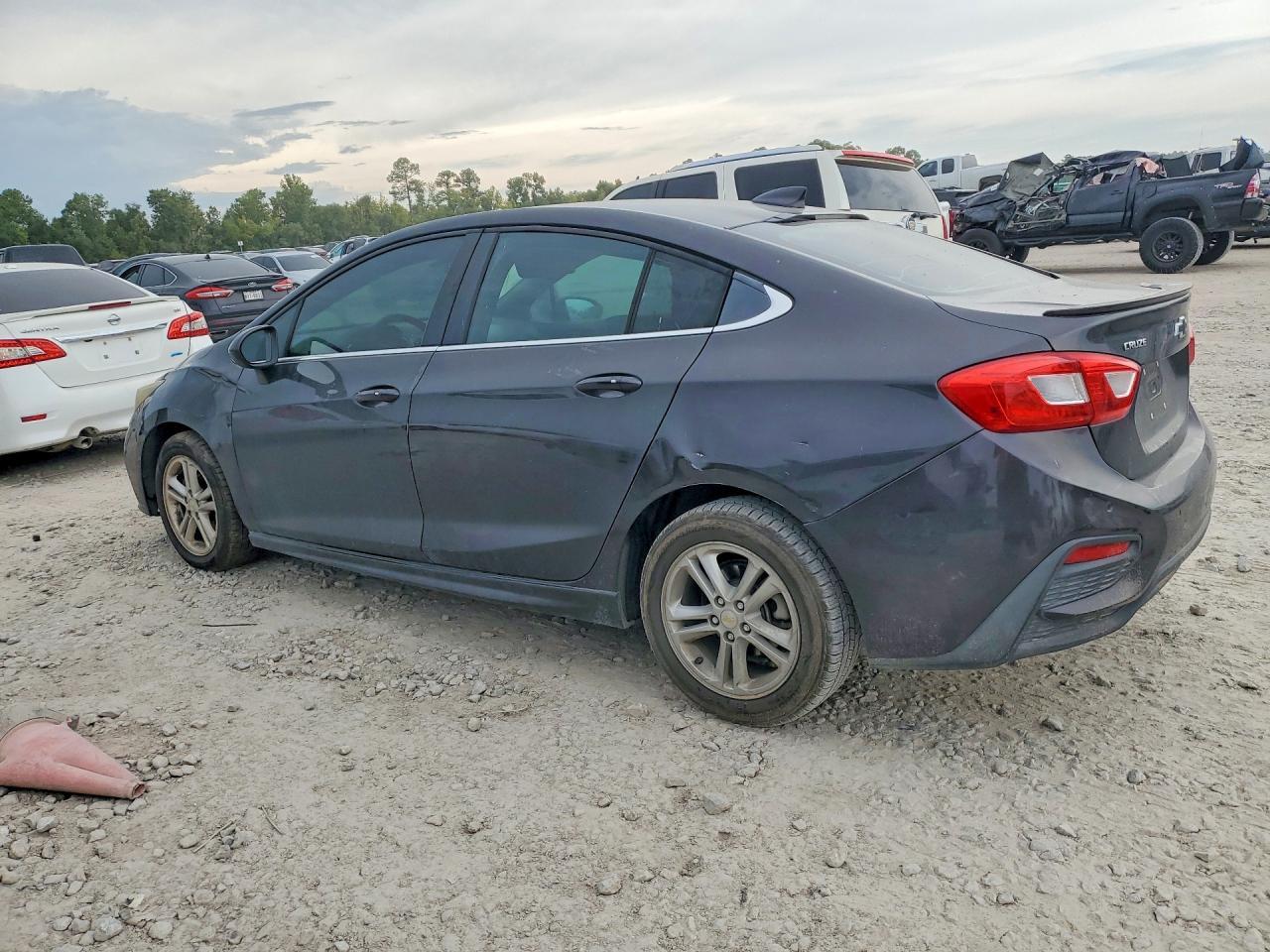 2017 Chevrolet Cruze Lt - Фото 2