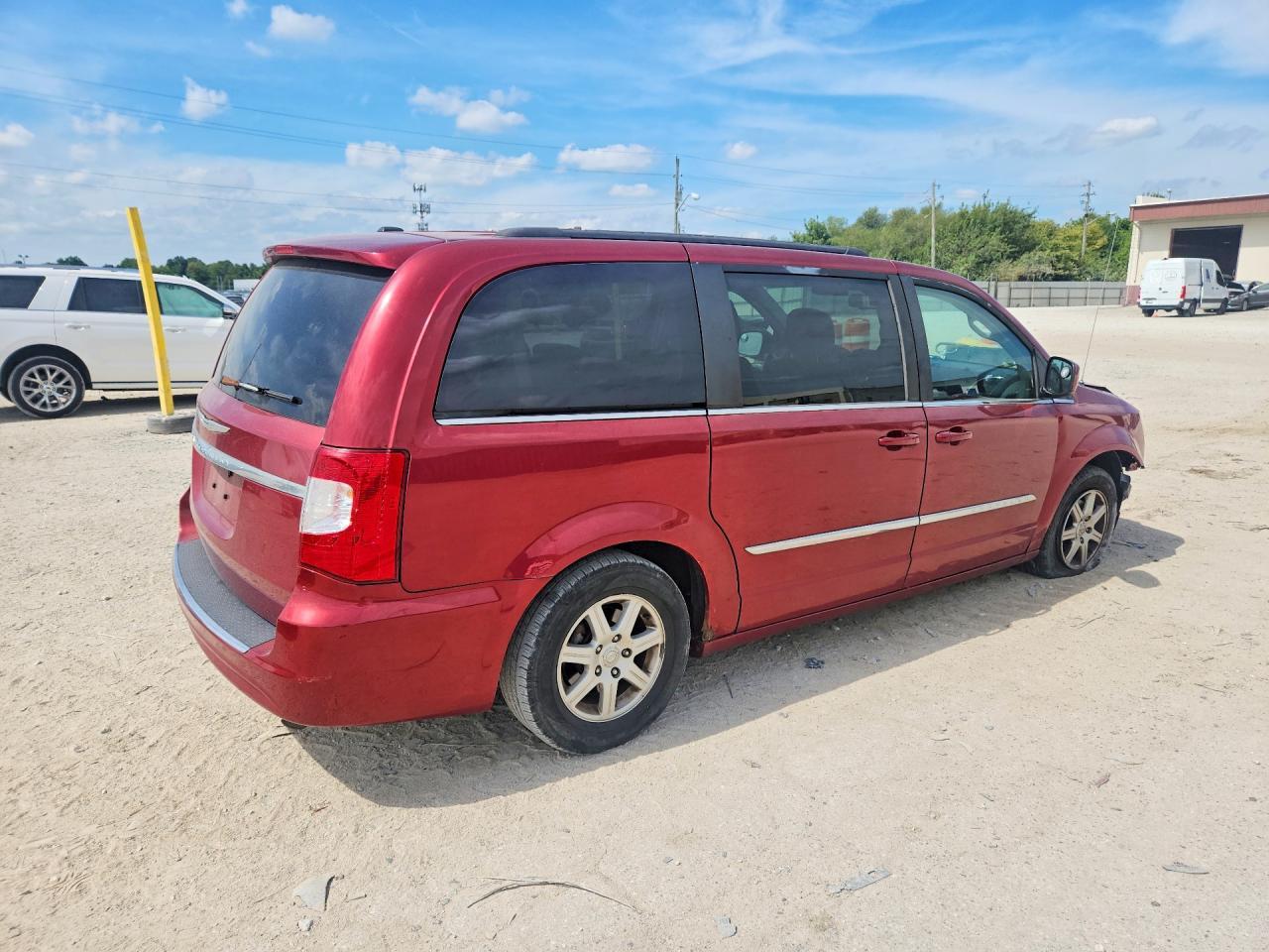 2012 Chrysler Town & Country Touring - Фото 3