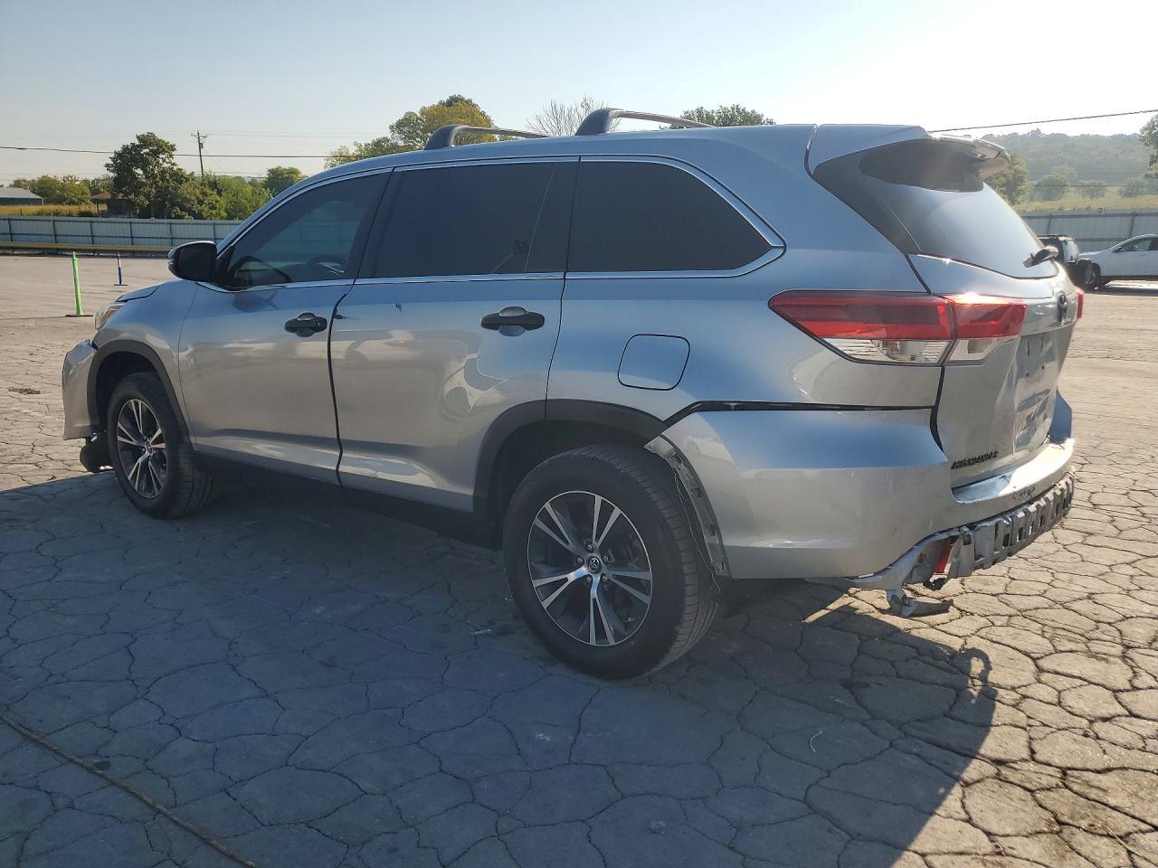 2019 Toyota Highlander Le - Фото 2
