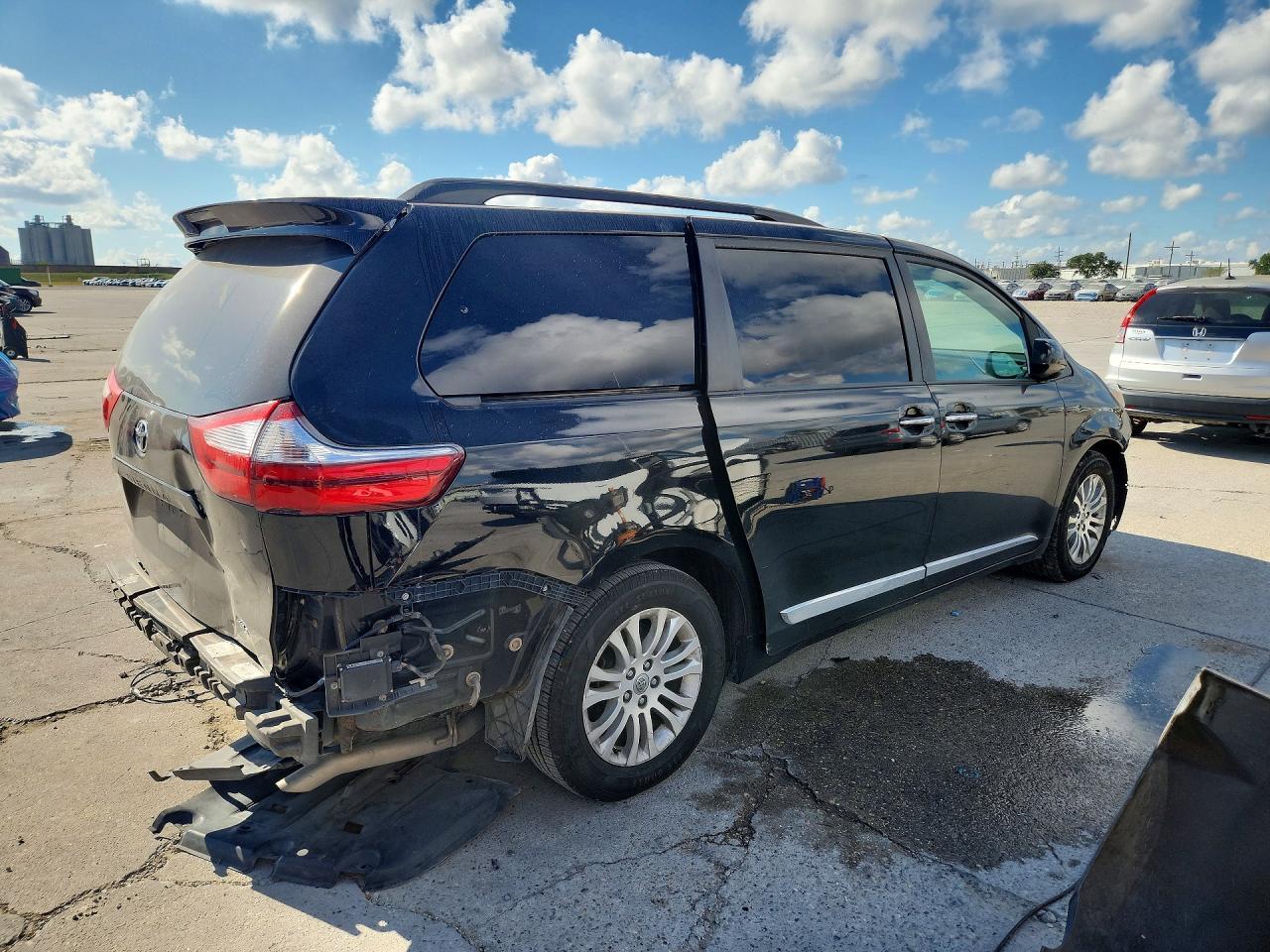 2016 Toyota Sienna Xle 8-Passenger - Image 3
