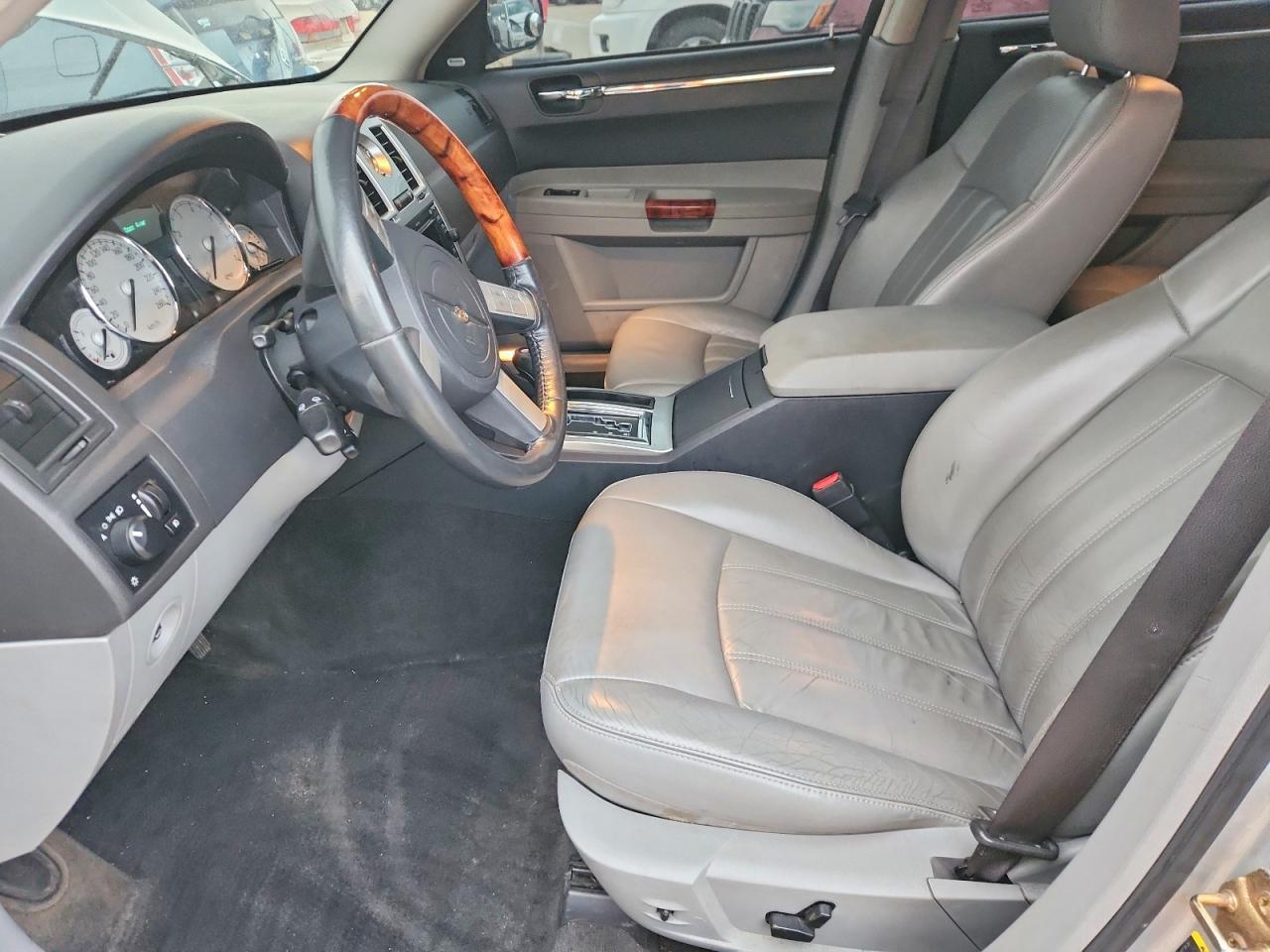 2006 Chrysler 300C - Image 7