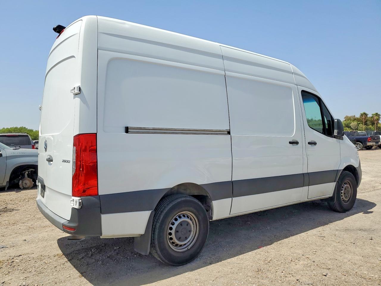 2022 Mercedes-Benz Sprinter 2500 - Фото 3