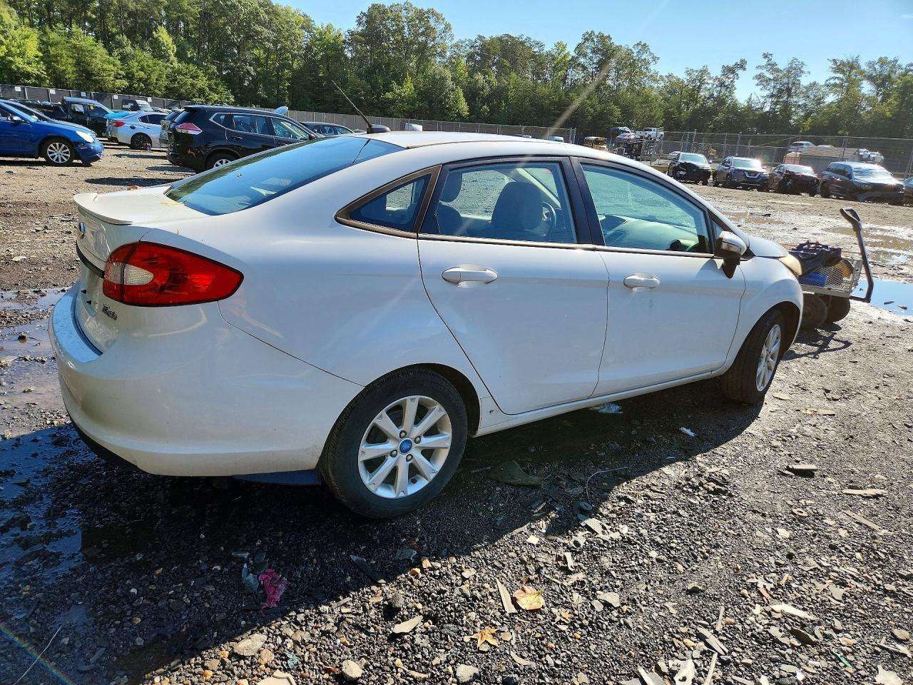 2013 Ford Fiesta Se - Фото 3