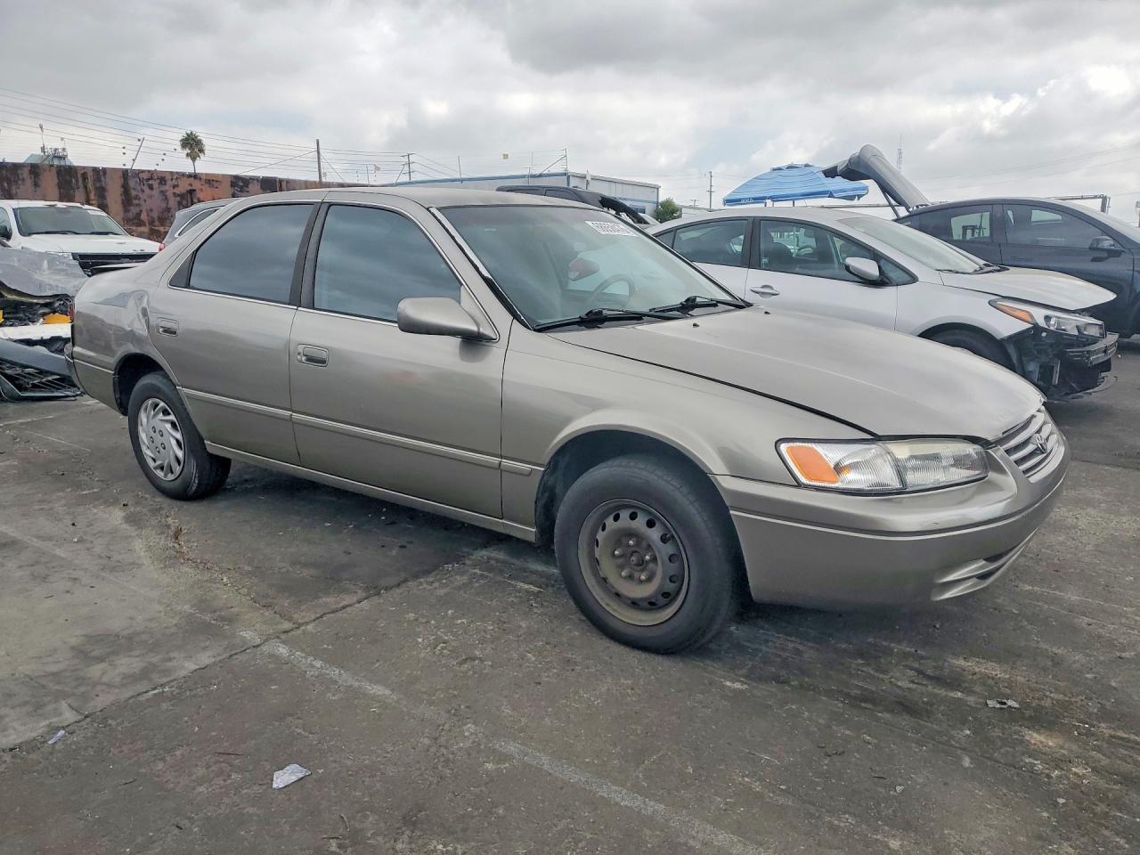 1997 Toyota Camry Le - Image 4
