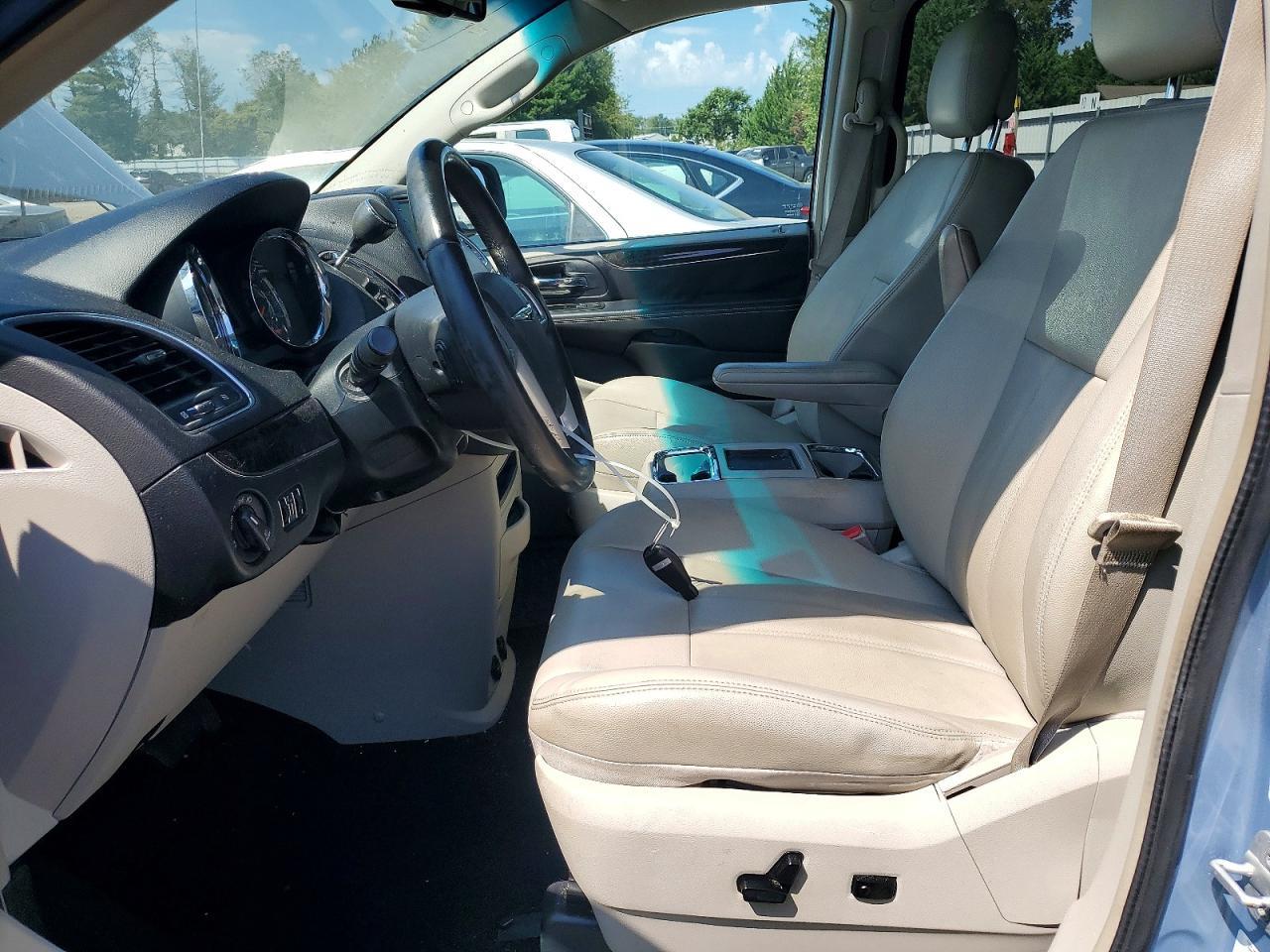 2013 Chrysler Town & Country Touring - Image 7