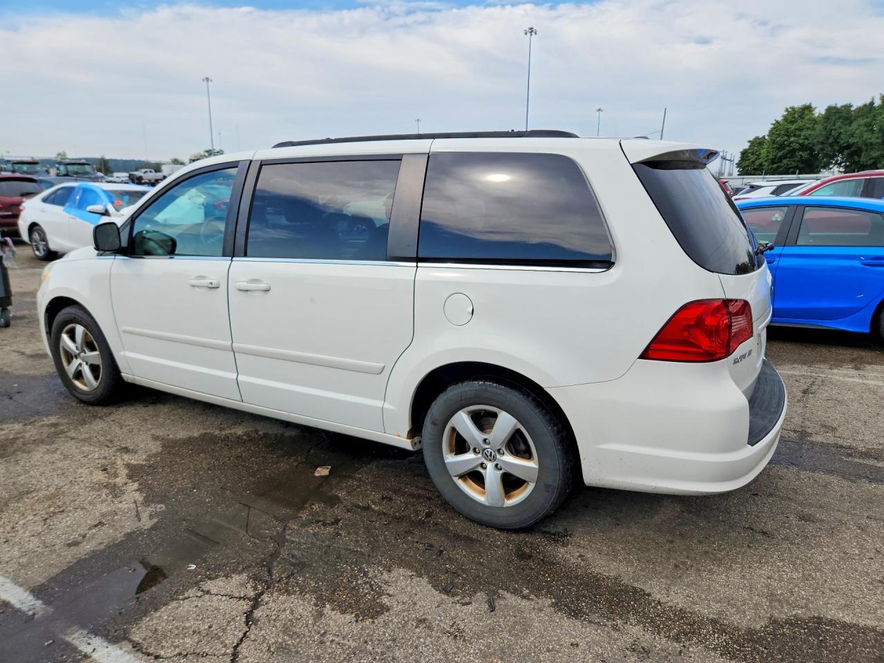 2011 Volkswagen Routan Se - Фото 2
